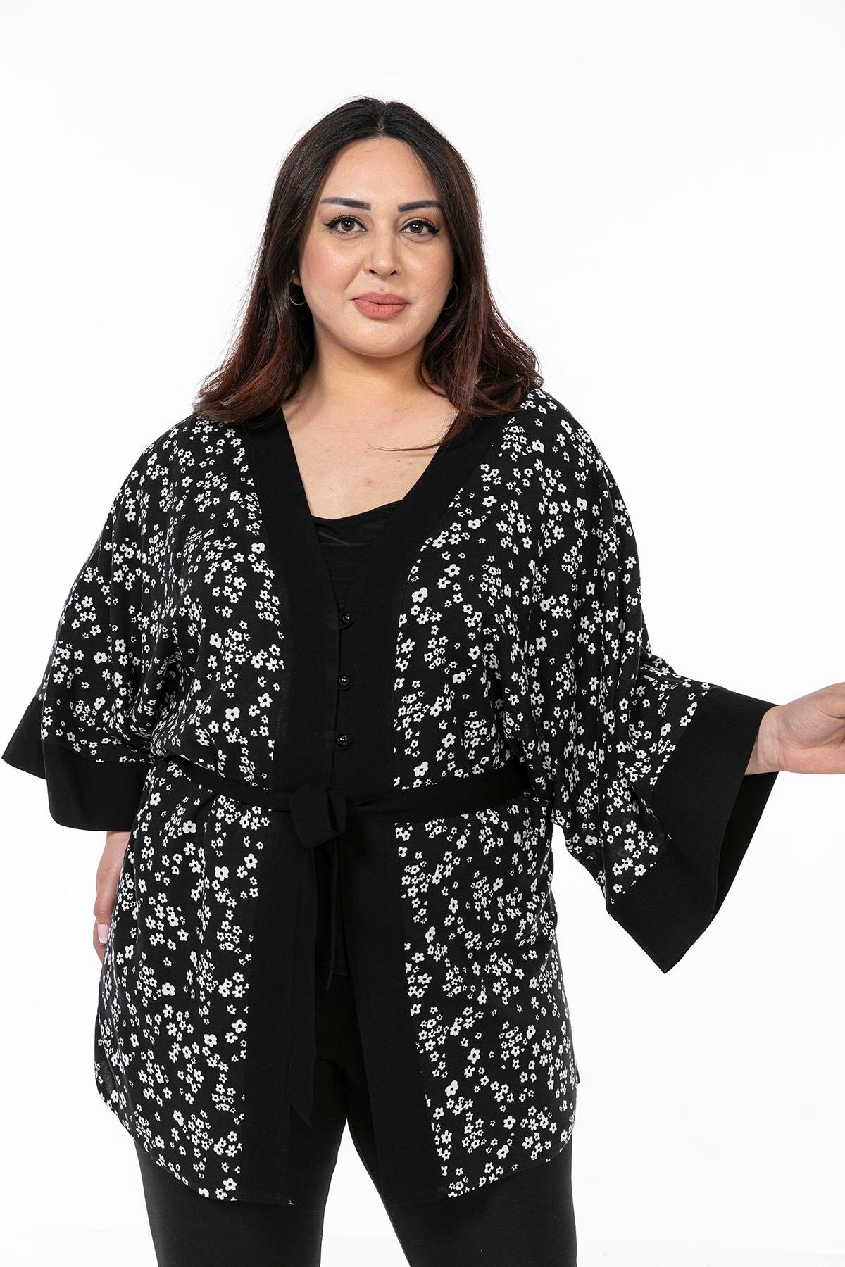 Bolero | Kimono | KapÖnden Bağlamalı ve Düğmeli Kolları Geniş Küçük Çiçekli Siyah Beyaz KimonodisentisÖnden Bağlamalı ve Düğmeli Kolları Geniş Küçük Çiçekli Siyah Beyaz Kimono