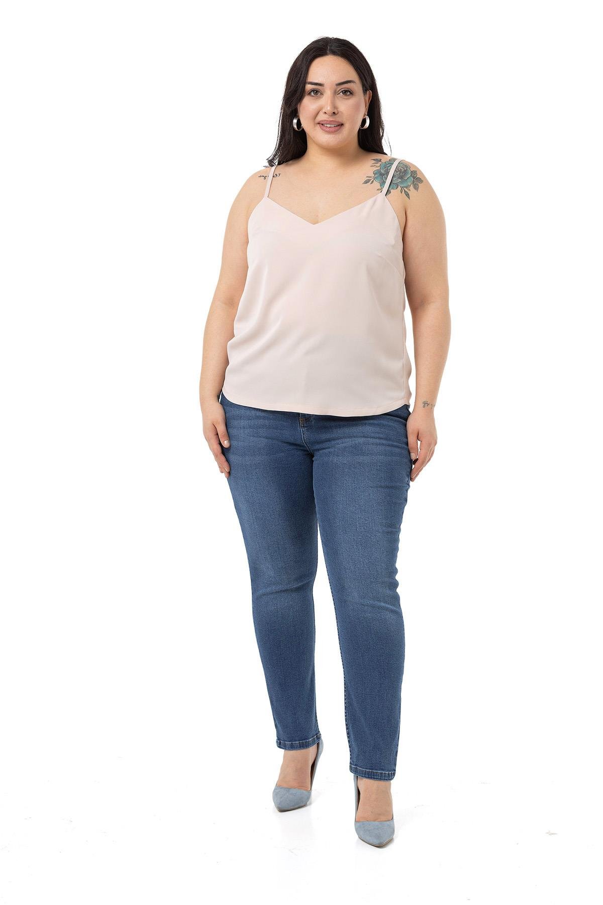 Disentis Modest Büyük Beden Ayarlanabilir İnce Askılı V Yaka Bej Rengi BluzDISENTIS MODESTBüyük Beden Ayarlanabilir İnce Askılı V Yaka Bej Rengi Bluz