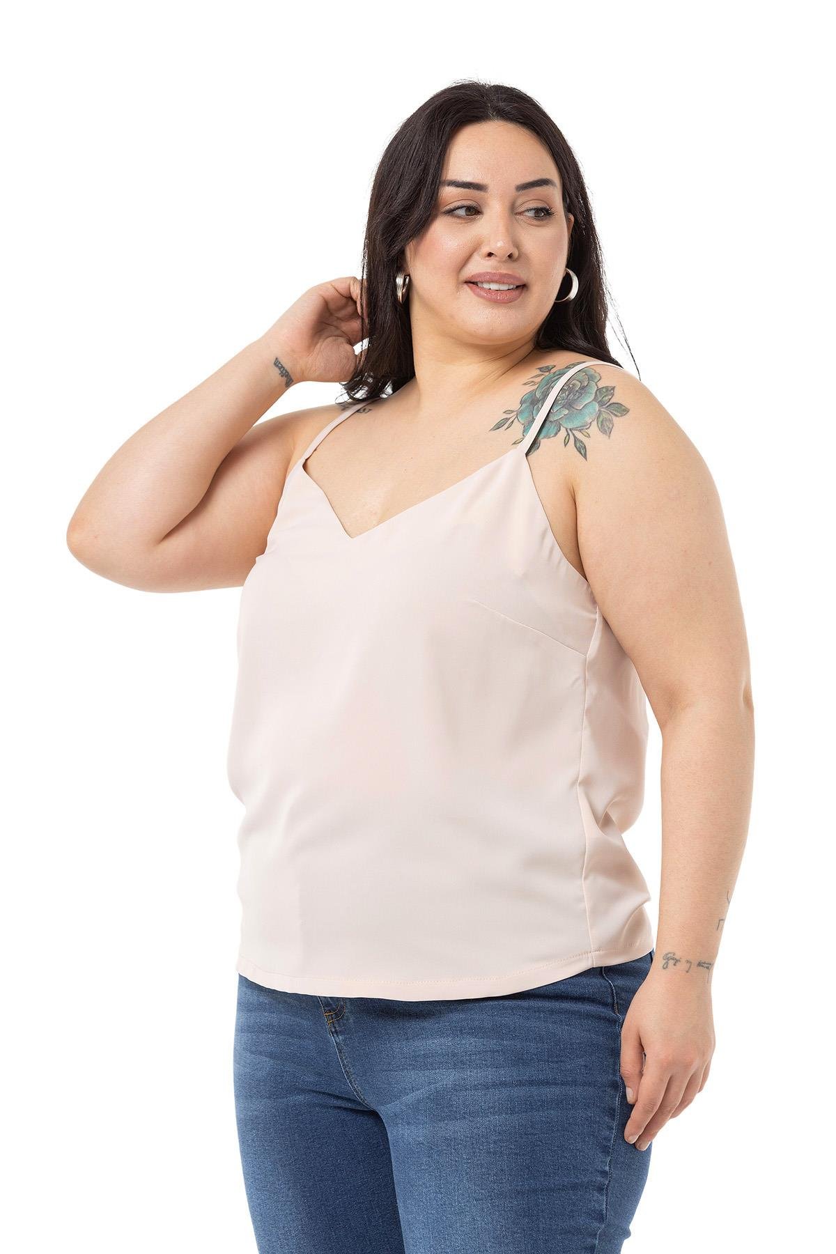 Disentis Modest Büyük Beden Ayarlanabilir İnce Askılı V Yaka Bej Rengi BluzDISENTIS MODESTBüyük Beden Ayarlanabilir İnce Askılı V Yaka Bej Rengi Bluz