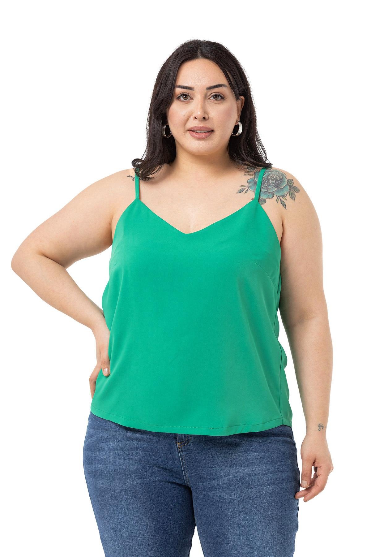 Disentis Modest Büyük Beden Ayarlanabilir İnce Askılı V Yaka Benetton Yeşili BluzDISENTIS MODESTBüyük Beden Ayarlanabilir İnce Askılı V Yaka Benetton Yeşili Bluz