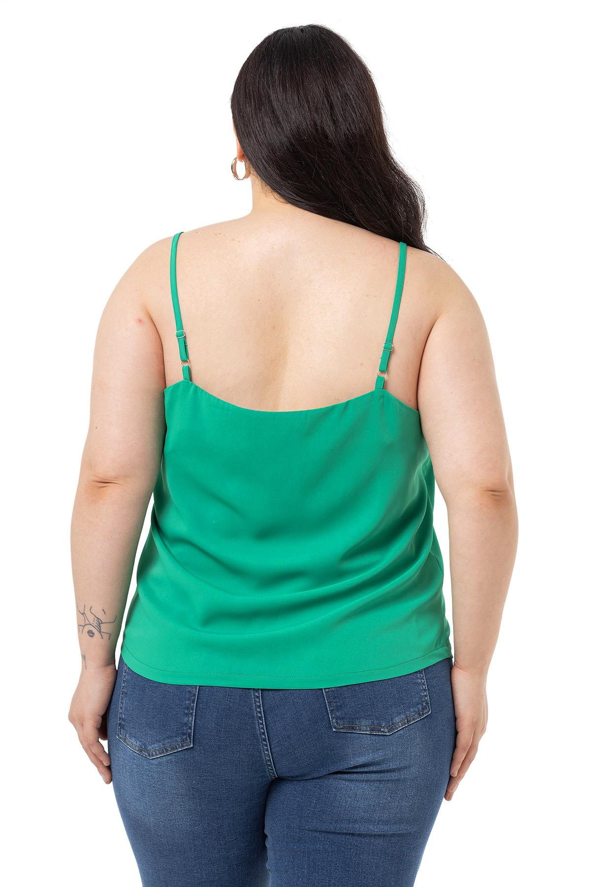 Disentis Modest Büyük Beden Ayarlanabilir İnce Askılı V Yaka Benetton Yeşili BluzDISENTIS MODESTBüyük Beden Ayarlanabilir İnce Askılı V Yaka Benetton Yeşili Bluz