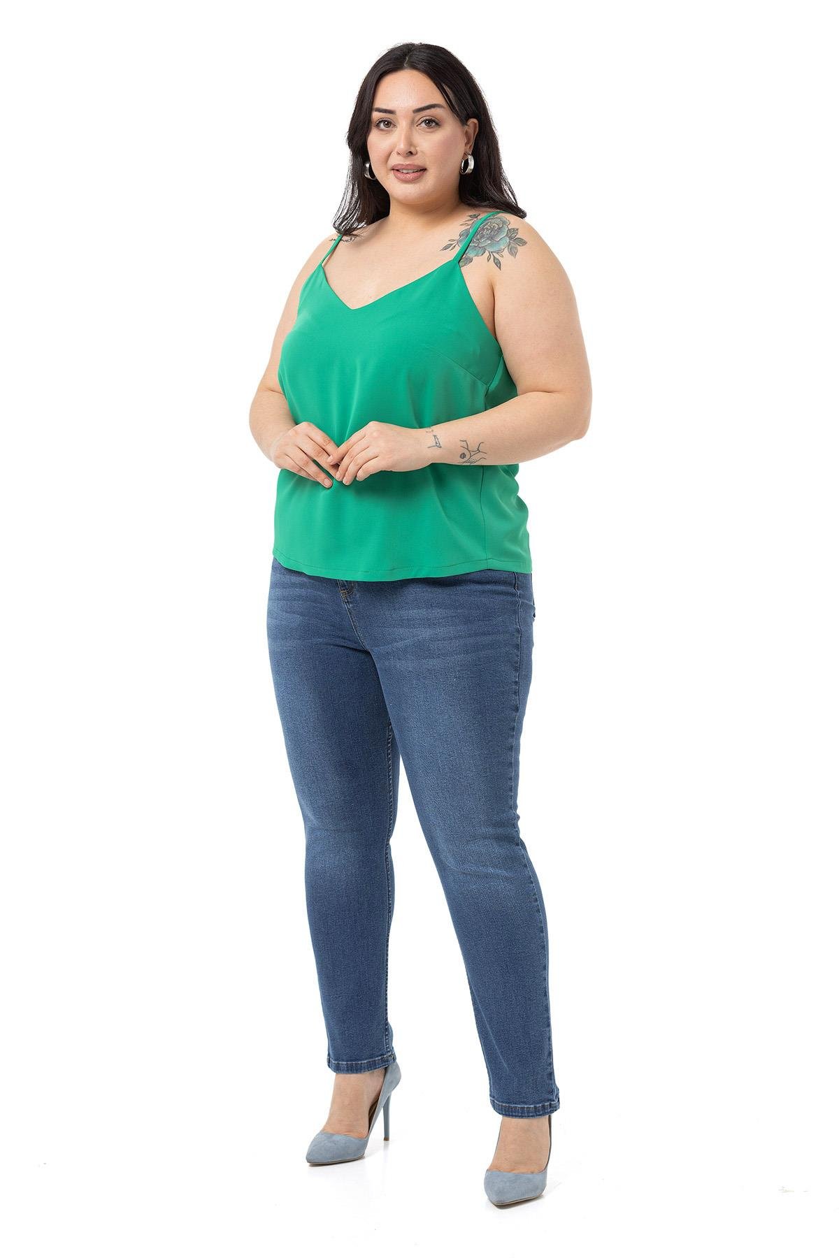 Disentis Modest Büyük Beden Ayarlanabilir İnce Askılı V Yaka Benetton Yeşili BluzDISENTIS MODESTBüyük Beden Ayarlanabilir İnce Askılı V Yaka Benetton Yeşili Bluz