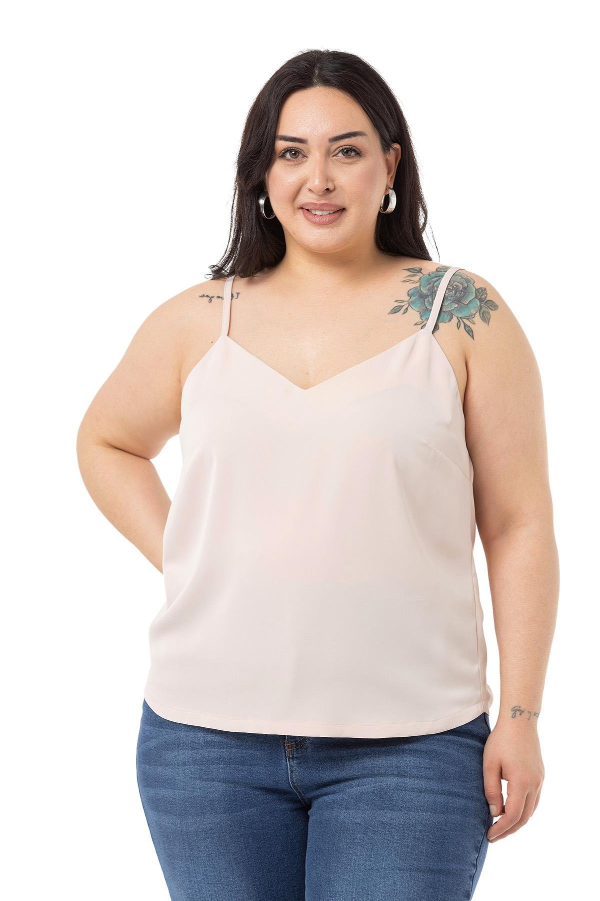 Disentis Modest Büyük Beden Ayarlanabilir İnce Askılı V Yaka Bej Rengi BluzDISENTIS MODESTBüyük Beden Ayarlanabilir İnce Askılı V Yaka Bej Rengi Bluz