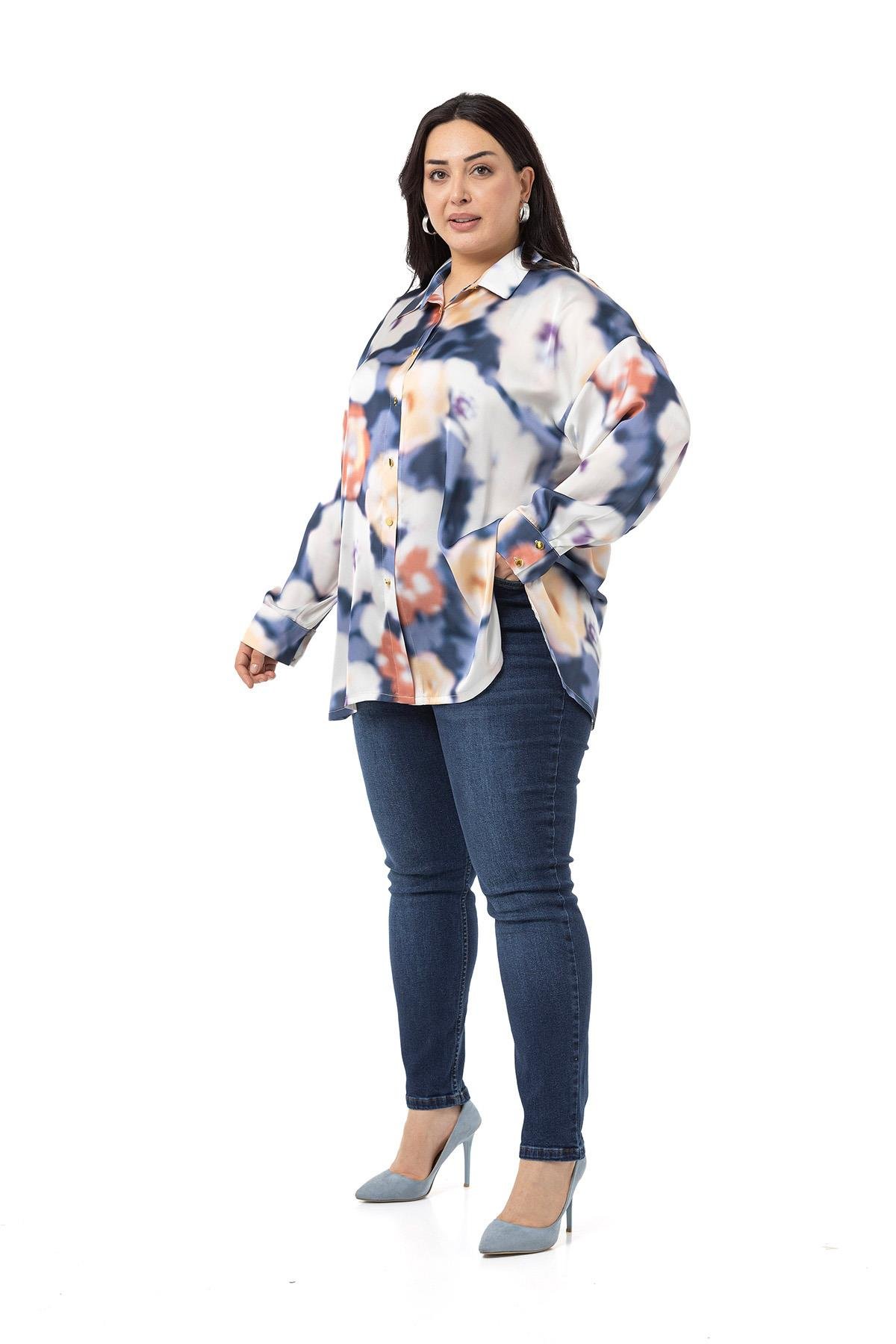 Disentis Modest Büyük Beden Batik Çiçek Desenli Saten Lacivert GömlekDISENTIS MODESTBüyük Beden Batik Çiçek Desenli Saten Lacivert Gömlek