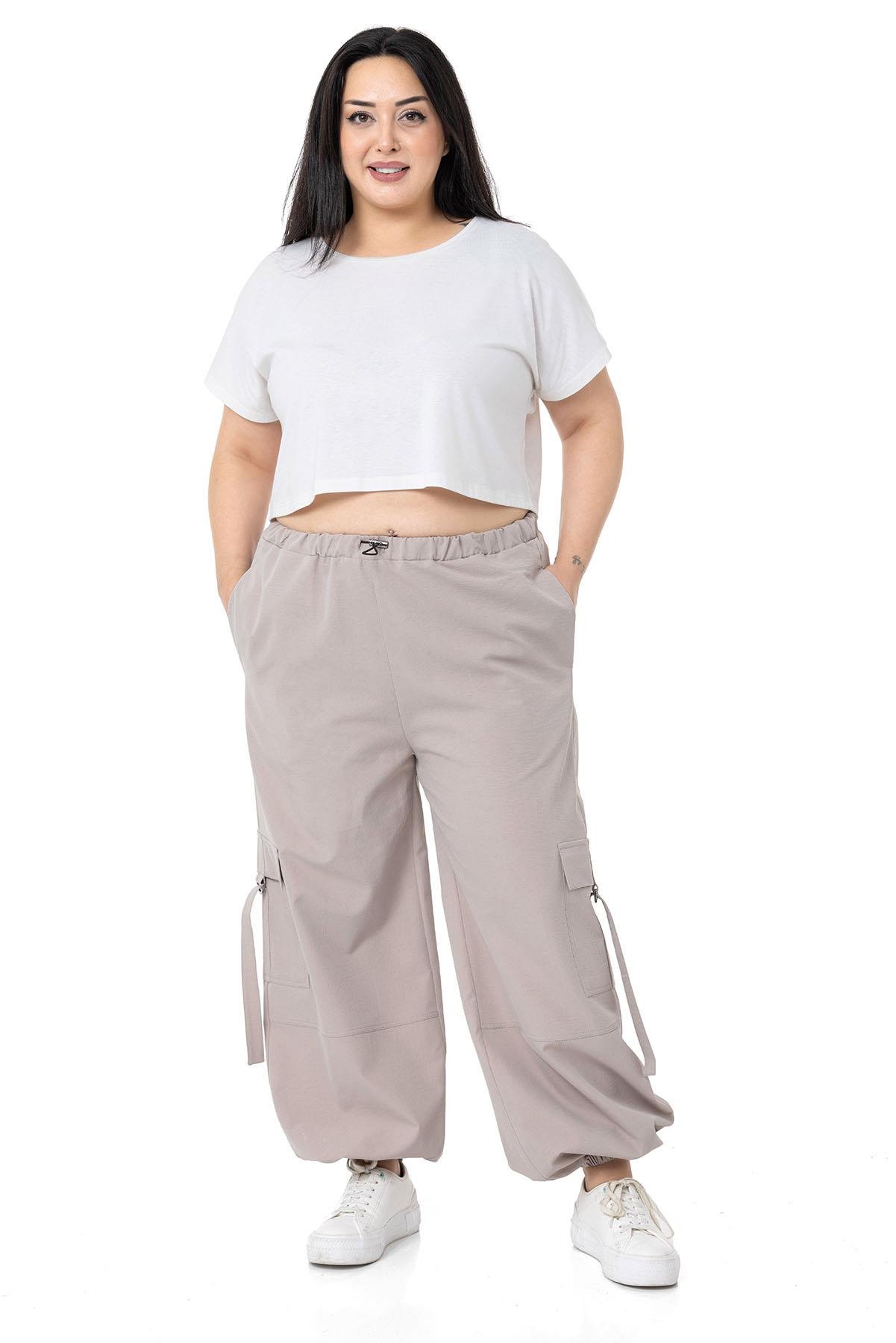 DISENTIS,BIG SIZE, BÜYÜK BEDEN, PARAŞÜT PANTOLON, KARGO CEPLİ PANTOLON,GENÇ BÜYÜK BEDEN PANTOLONDISENTIS MODESTBüyük Beden Beli ve Paçası Lastikli Kargo Cepli Taş Rengi Paraşüt Pantolon