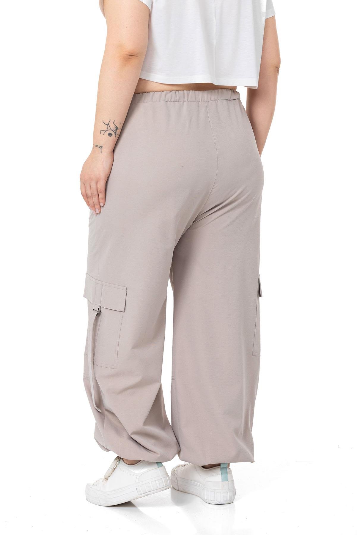 DISENTIS,BIG SIZE, BÜYÜK BEDEN, PARAŞÜT PANTOLON, KARGO CEPLİ PANTOLON,GENÇ BÜYÜK BEDEN PANTOLONDISENTIS MODESTBüyük Beden Beli ve Paçası Lastikli Kargo Cepli Taş Rengi Paraşüt Pantolon