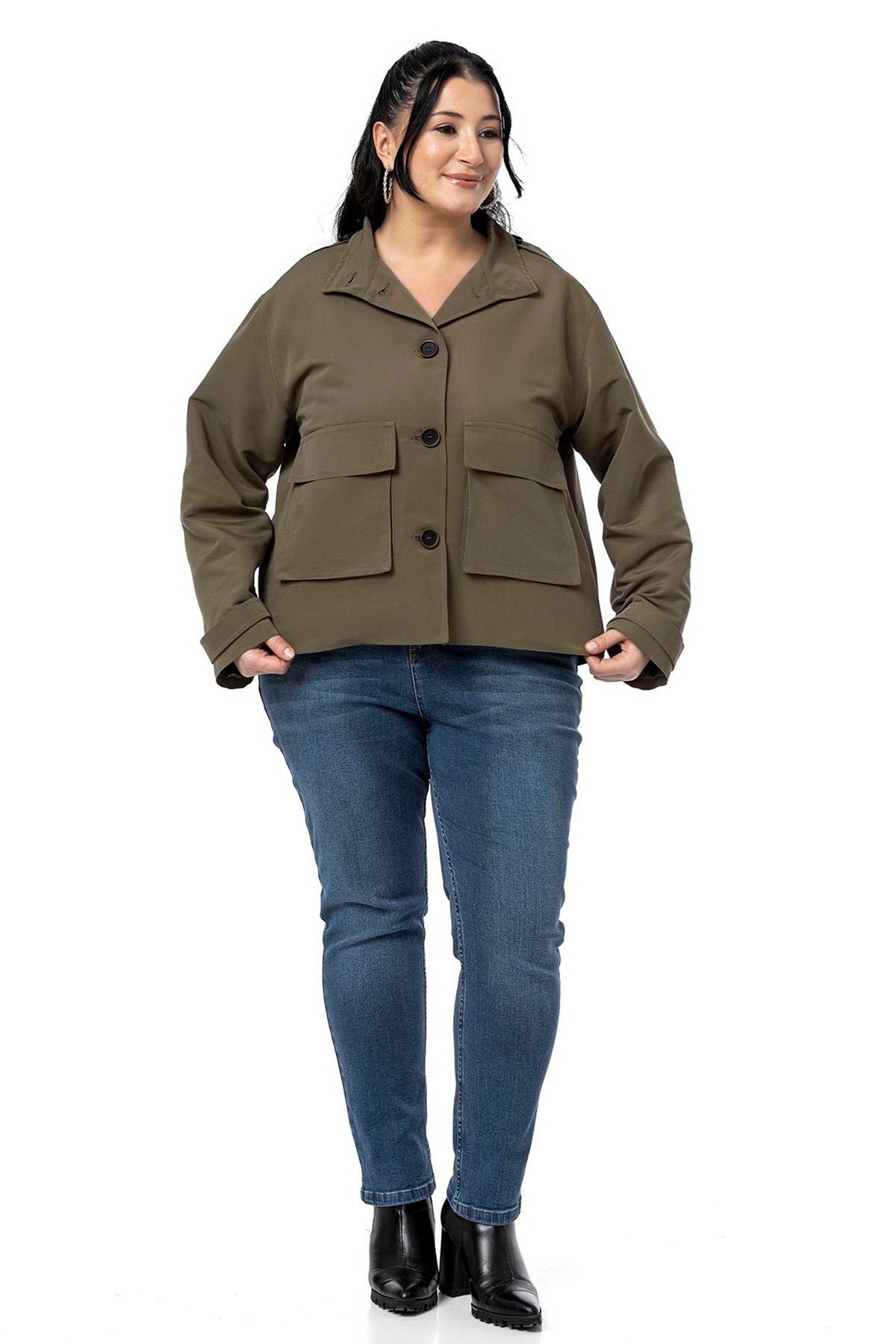 Disentis Modest Büyük Beden Dik Yaka Kapaklı Torba Cepli Astarlı Kısa Haki TrençkotDISENTIS MODESTBüyük Beden Dik Yaka Kapaklı Torba Cepli Astarlı Kısa Haki Trençkot