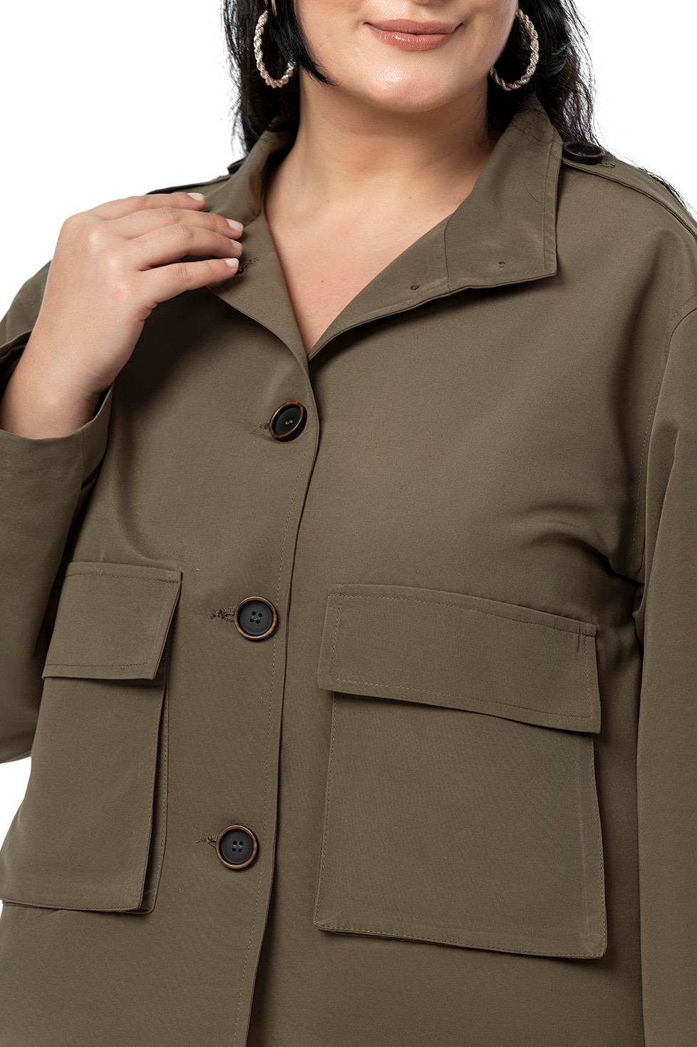 Disentis Modest Büyük Beden Dik Yaka Kapaklı Torba Cepli Astarlı Kısa Haki TrençkotDISENTIS MODESTBüyük Beden Dik Yaka Kapaklı Torba Cepli Astarlı Kısa Haki Trençkot