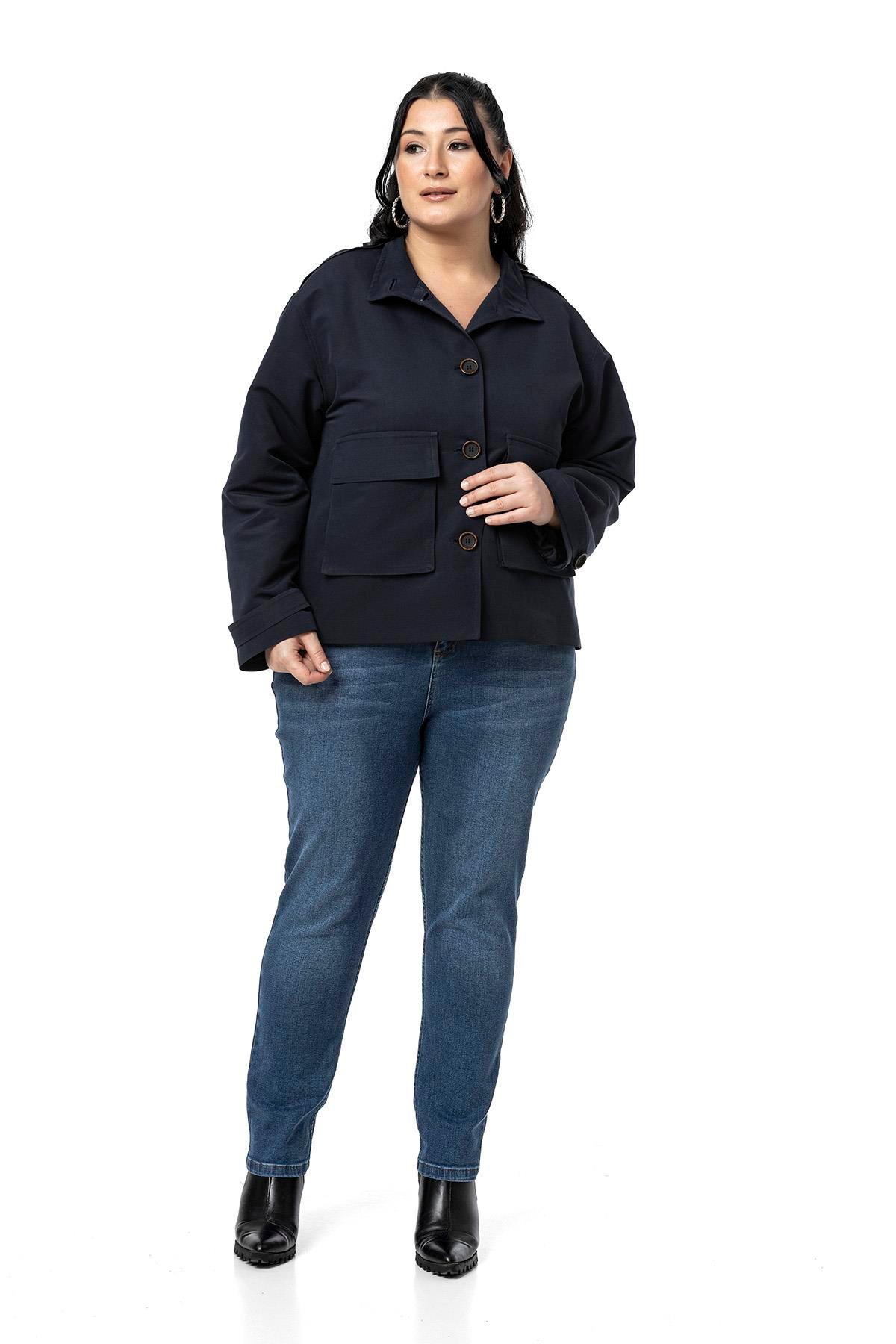 Disentis Modest Büyük Beden Dik Yaka Kapaklı Torba Cepli Astarlı Kısa Lacivert TrençkotDISENTIS MODESTBüyük Beden Dik Yaka Kapaklı Torba Cepli Astarlı Kısa Lacivert Trençkot