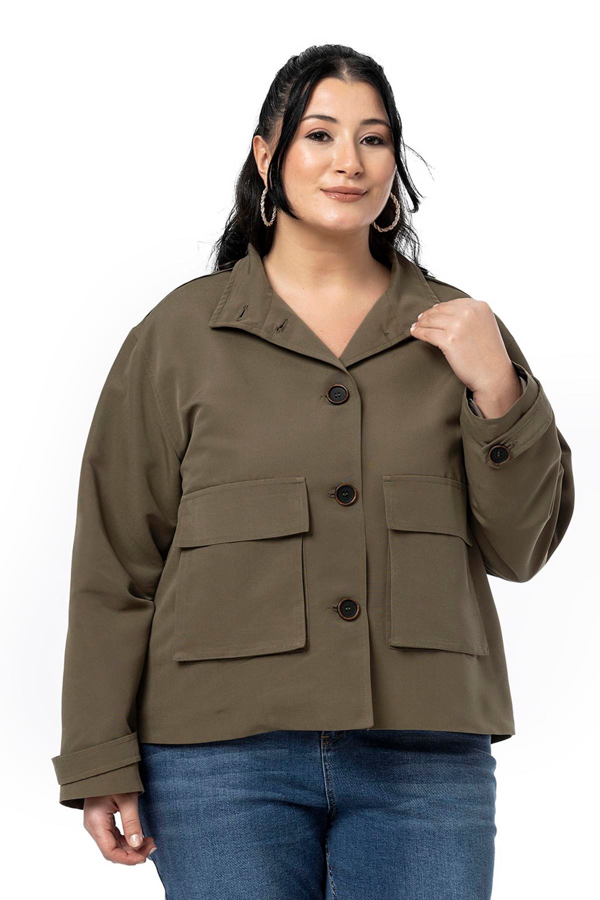 Disentis Modest Büyük Beden Dik Yaka Kapaklı Torba Cepli Astarlı Kısa Haki TrençkotDISENTIS MODESTBüyük Beden Dik Yaka Kapaklı Torba Cepli Astarlı Kısa Haki Trençkot