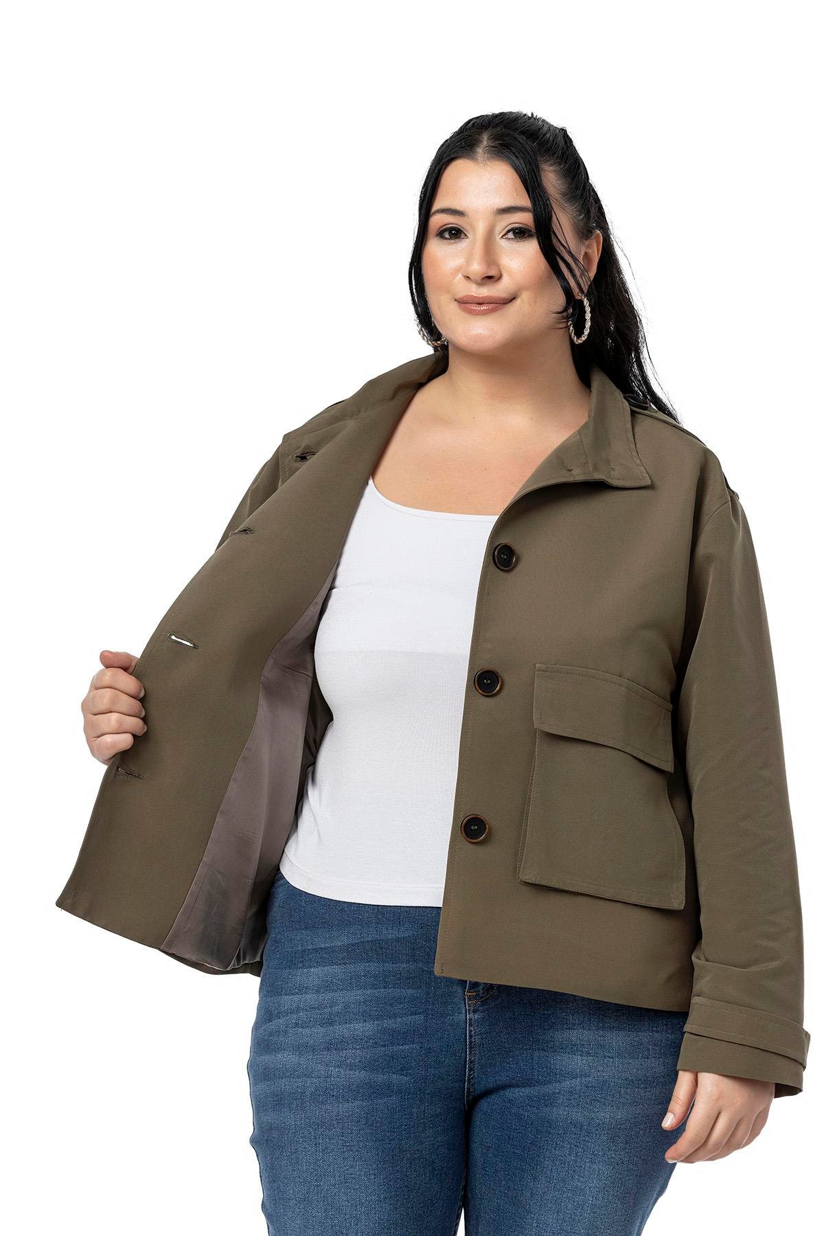 Disentis Modest Büyük Beden Dik Yaka Kapaklı Torba Cepli Astarlı Kısa Haki TrençkotDISENTIS MODESTBüyük Beden Dik Yaka Kapaklı Torba Cepli Astarlı Kısa Haki Trençkot