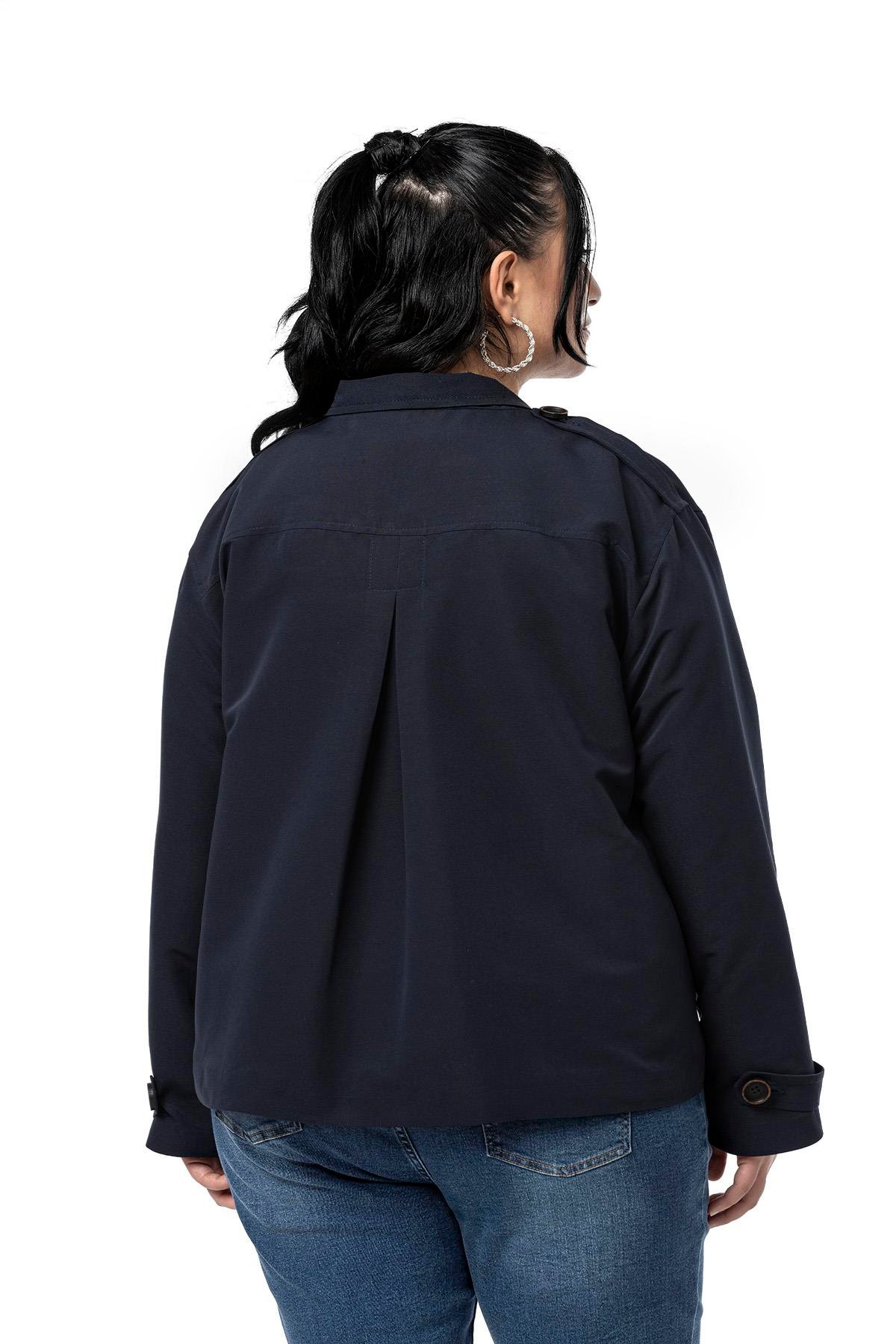 Disentis Modest Büyük Beden Dik Yaka Kapaklı Torba Cepli Astarlı Kısa Lacivert TrençkotDISENTIS MODESTBüyük Beden Dik Yaka Kapaklı Torba Cepli Astarlı Kısa Lacivert Trençkot