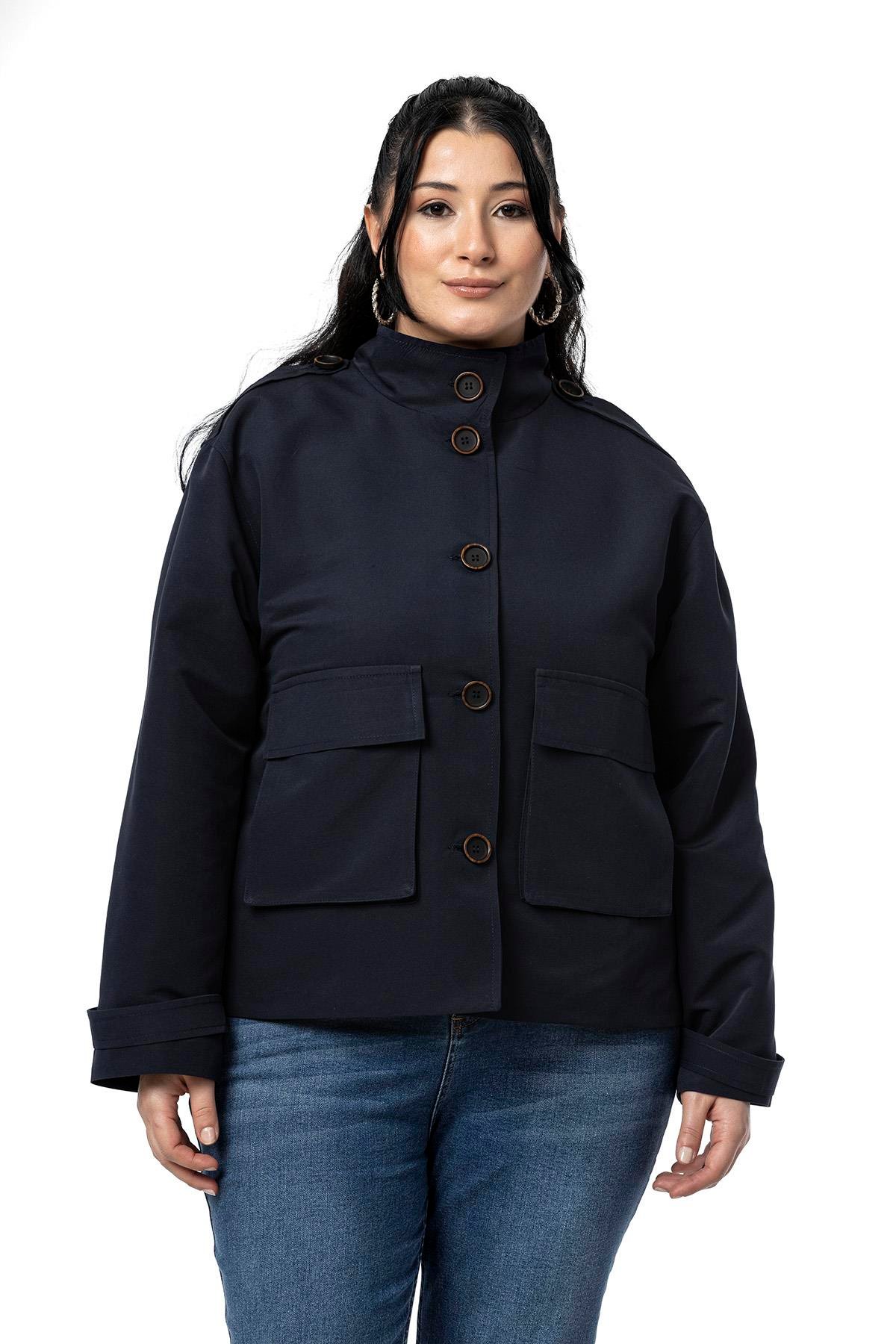 Disentis Modest Büyük Beden Dik Yaka Kapaklı Torba Cepli Astarlı Kısa Lacivert TrençkotDISENTIS MODESTBüyük Beden Dik Yaka Kapaklı Torba Cepli Astarlı Kısa Lacivert Trençkot
