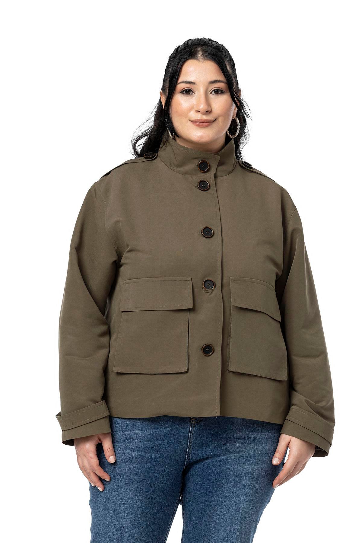 Disentis Modest Büyük Beden Dik Yaka Kapaklı Torba Cepli Astarlı Kısa Haki TrençkotDISENTIS MODESTBüyük Beden Dik Yaka Kapaklı Torba Cepli Astarlı Kısa Haki Trençkot