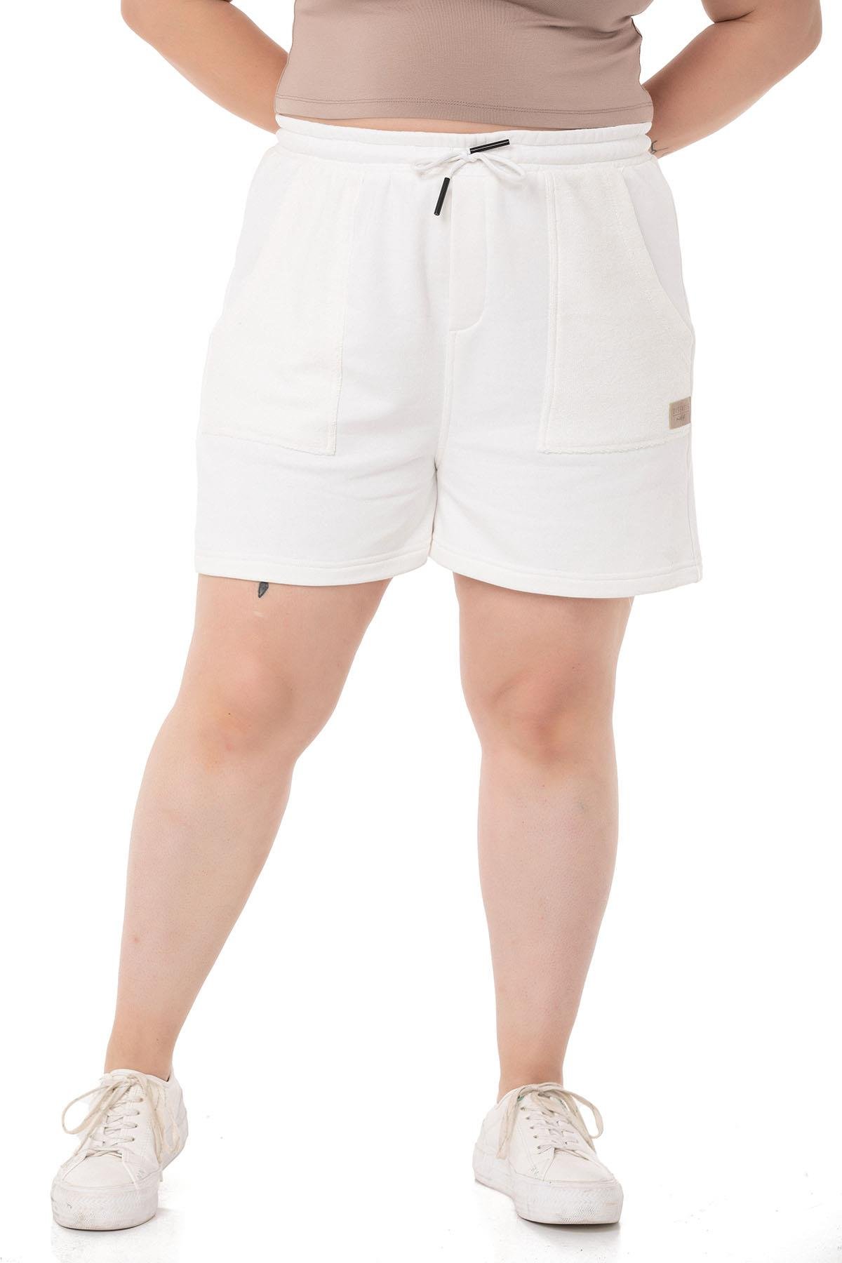 Disentis Modest Büyük Beden Garnili Üç İplik Cepli Beli Lastik ve Bağlama Detaylı Beyaz ŞortDISENTIS MODESTBüyük Beden Garnili Üç İplik Cepli Beli Lastik ve Bağlama Detaylı Beyaz Şort