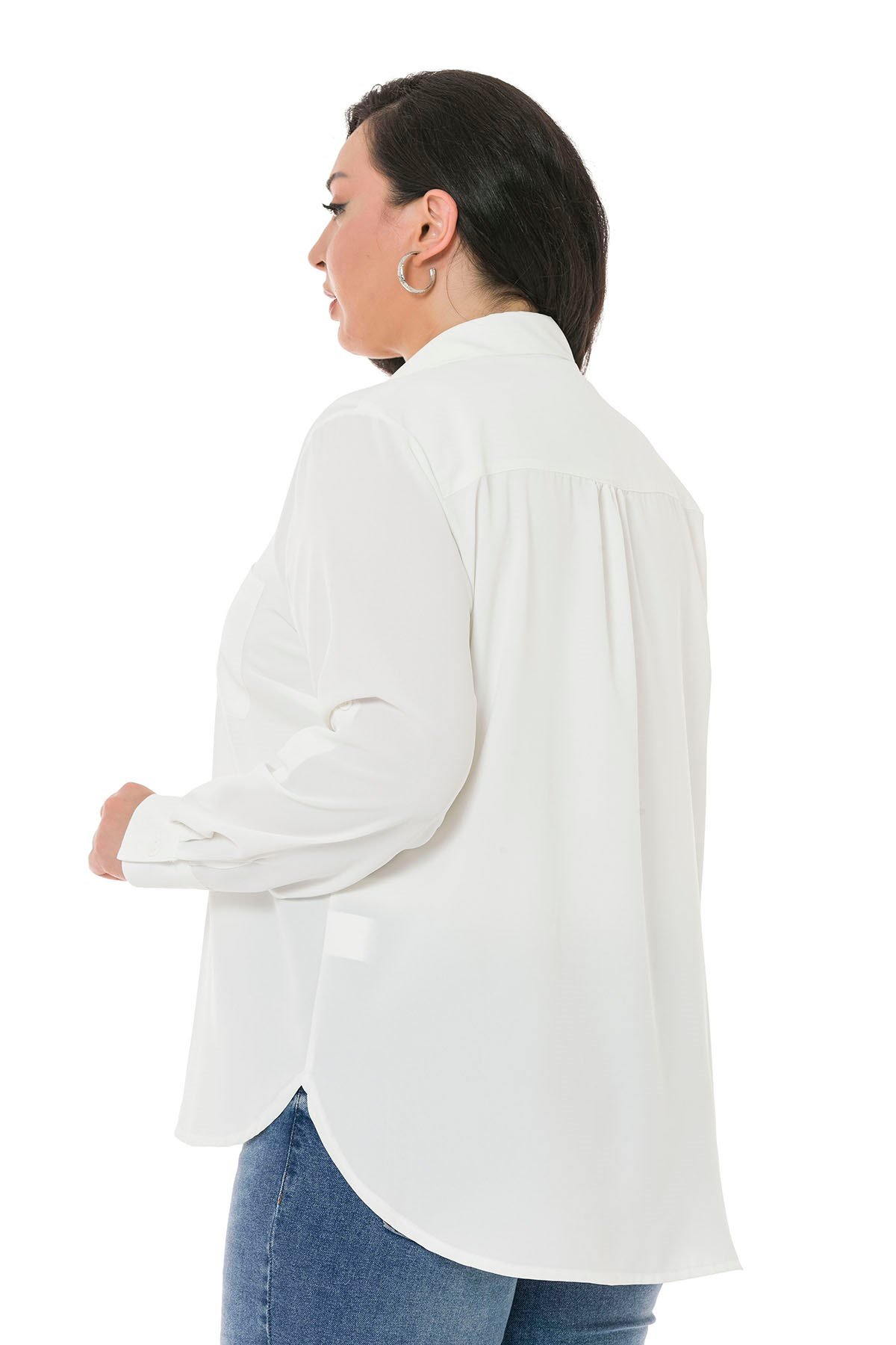 Büyük Beden Katlamalı Kollu Çift Cepli Sırt Büzgü Detaylı Arkası Uzun Beyaz Gömlek