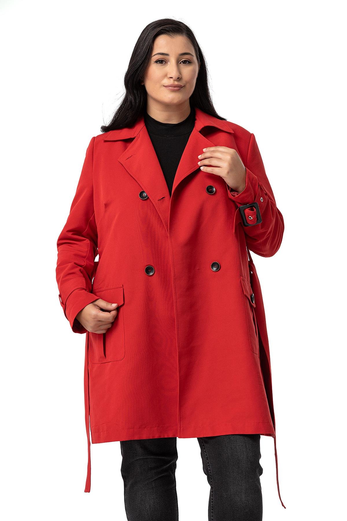 Disentis Modest Büyük Beden Kruvaze Kolu Bant Detaylı Cepli Kuşaklı Astarlı Kırmızı TrençkotDISENTIS MODESTBüyük Beden Kruvaze Kolu Bant Detaylı Cepli Kuşaklı Astarlı Kırmızı Trençkot