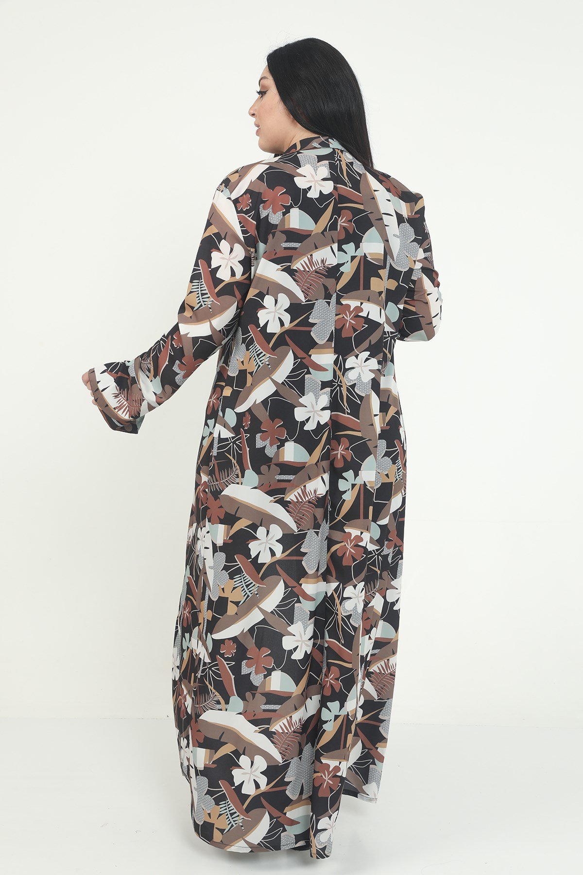 Büyük Beden Mendil Yaka Çiçek ve Yaprak Desenli Kolları Yırtmaç Detaylı Uzun Siyah Kimono&Kaftan