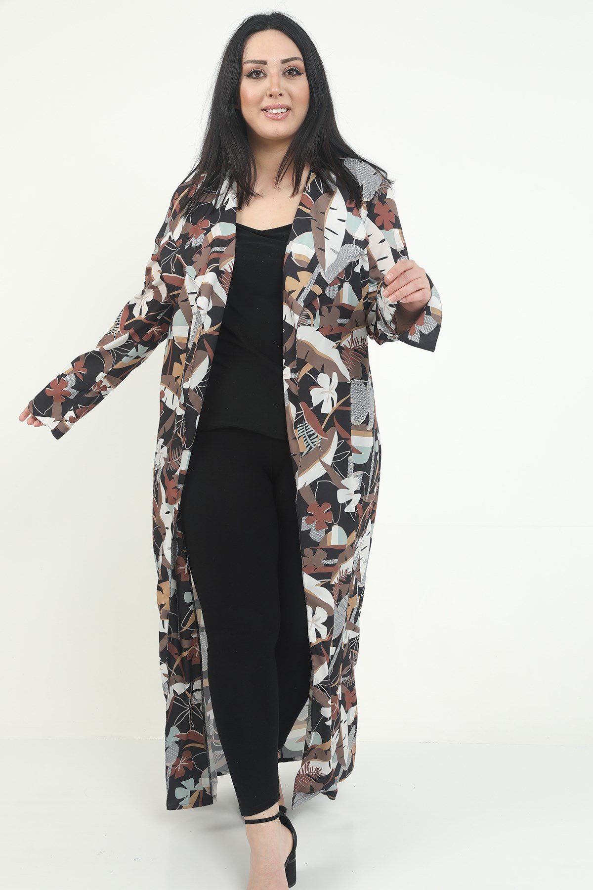 Büyük Beden Mendil Yaka Çiçek ve Yaprak Desenli Kolları Yırtmaç Detaylı Uzun Siyah Kimono&Kaftan