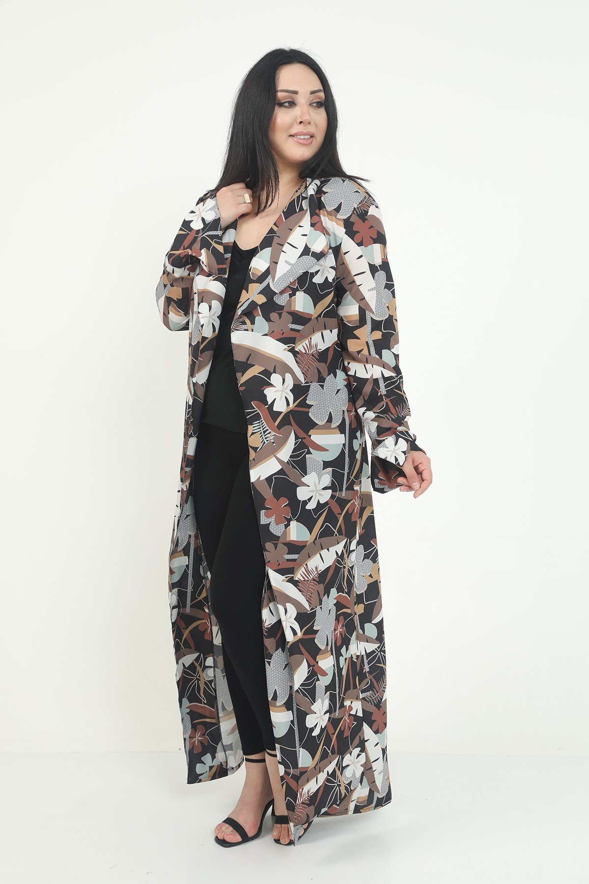 Büyük Beden Mendil Yaka Çiçek ve Yaprak Desenli Kolları Yırtmaç Detaylı Uzun Siyah Kimono&Kaftan
