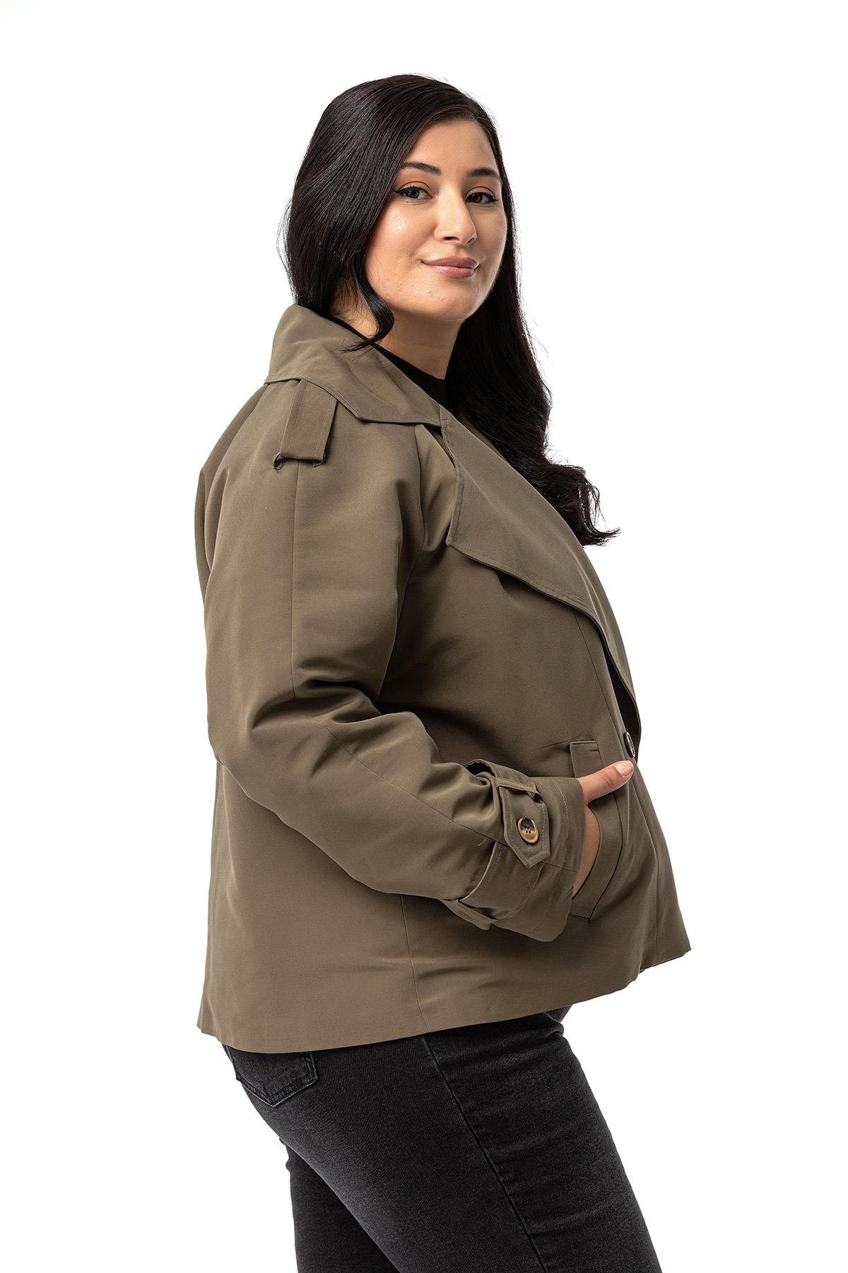 Disentis Modest Büyük Beden Mono Yaka Apoletli Cepli Oversize Astarlı Haki Kısa Trençkot DISENTIS MODESTBüyük Beden Mono Yaka Apoletli Cepli Oversize Astarlı Haki Kısa Trençkot 