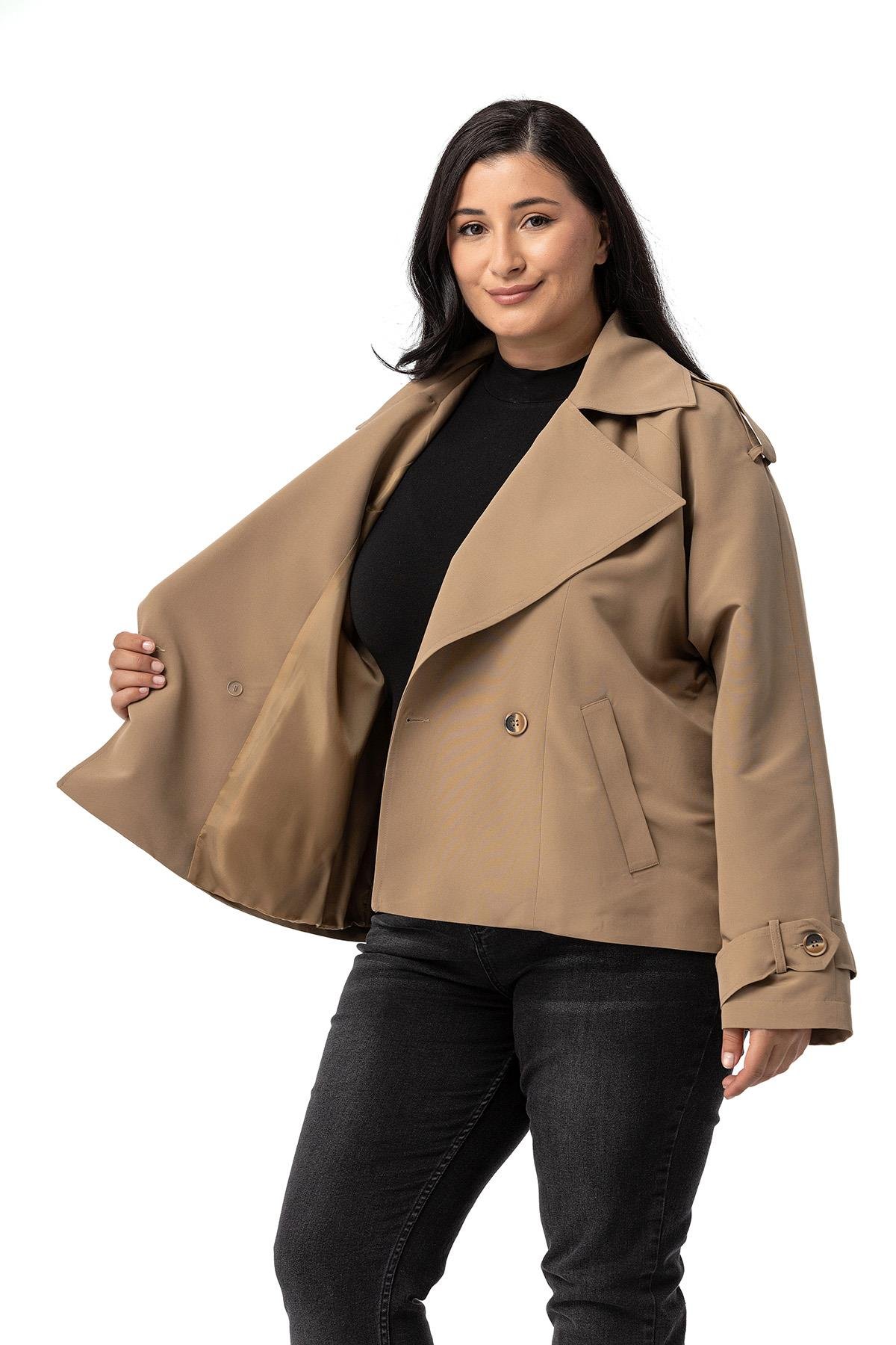 Disentis Modest Büyük Beden Mono Yaka Apoletli Cepli Oversize Astarlı Vizon Kısa Trençkot DISENTIS MODESTBüyük Beden Mono Yaka Apoletli Cepli Oversize Astarlı Vizon Kısa Trençkot 