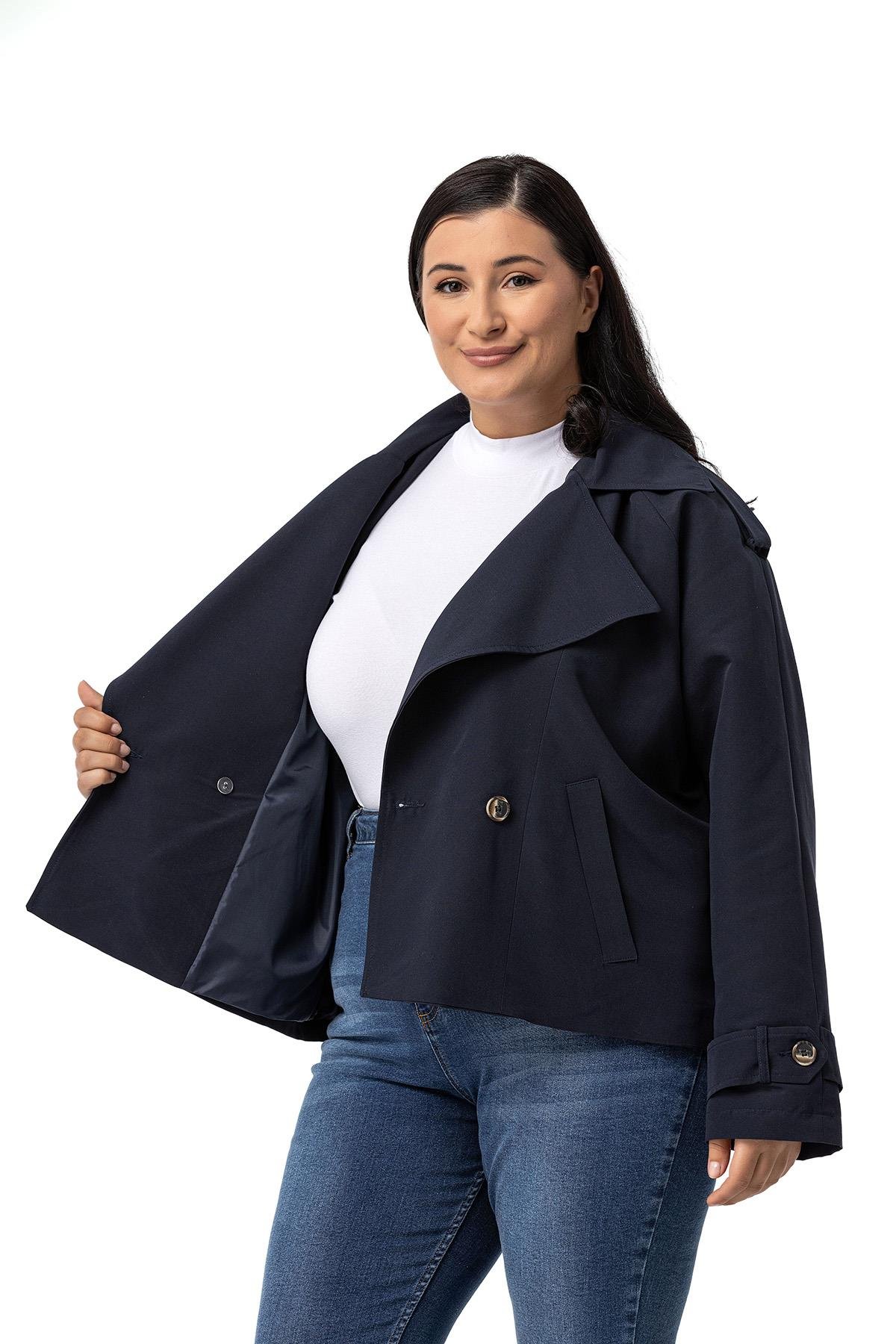 Disentis Modest Büyük Beden Mono Yaka Apoletli Cepli Oversize Astarlı Lacivert Kısa Trençkot DISENTIS MODESTBüyük Beden Mono Yaka Apoletli Cepli Oversize Astarlı Lacivert Kısa Trençkot 