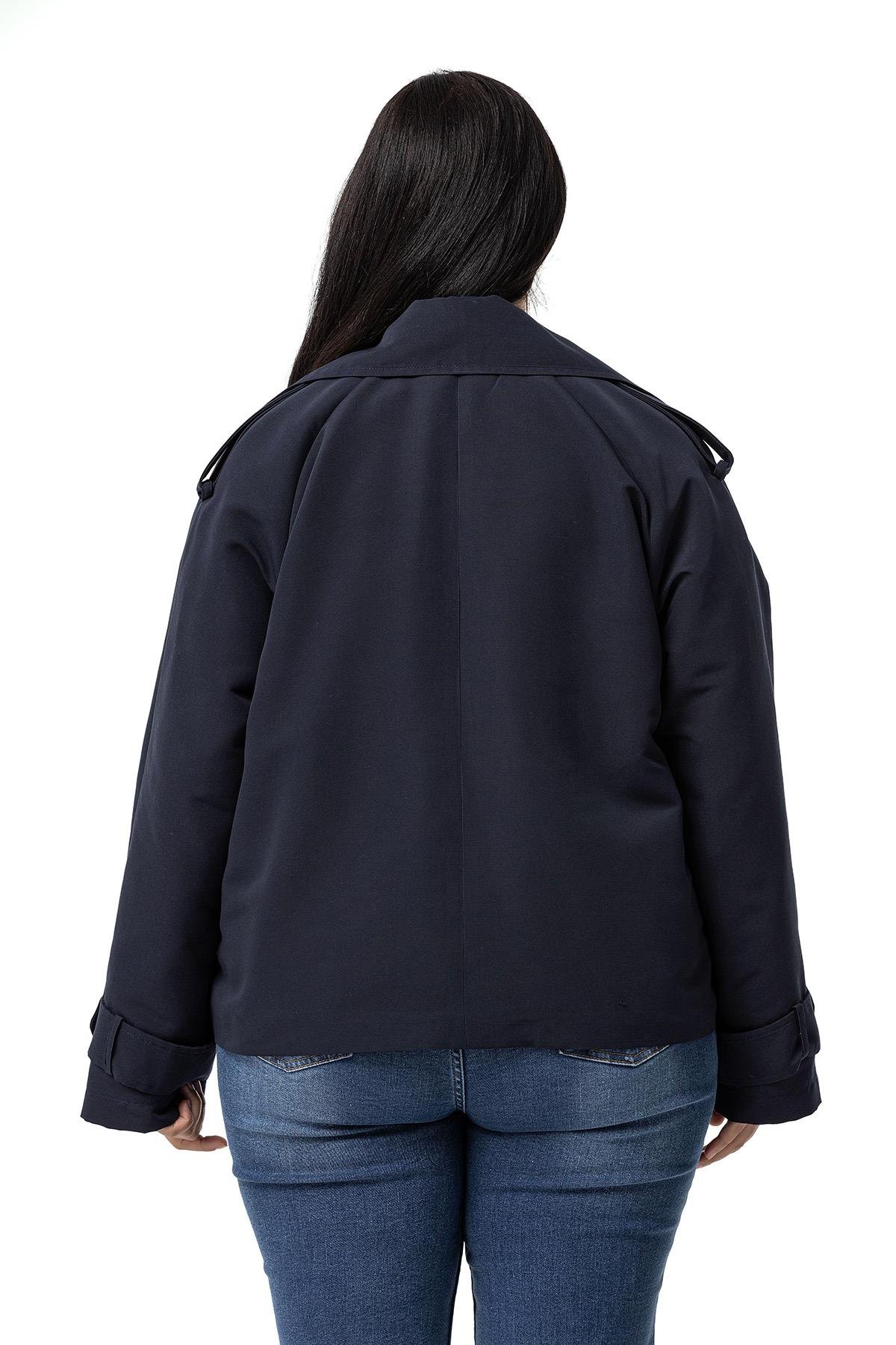 Disentis Modest Büyük Beden Mono Yaka Apoletli Cepli Oversize Astarlı Lacivert Kısa Trençkot DISENTIS MODESTBüyük Beden Mono Yaka Apoletli Cepli Oversize Astarlı Lacivert Kısa Trençkot 