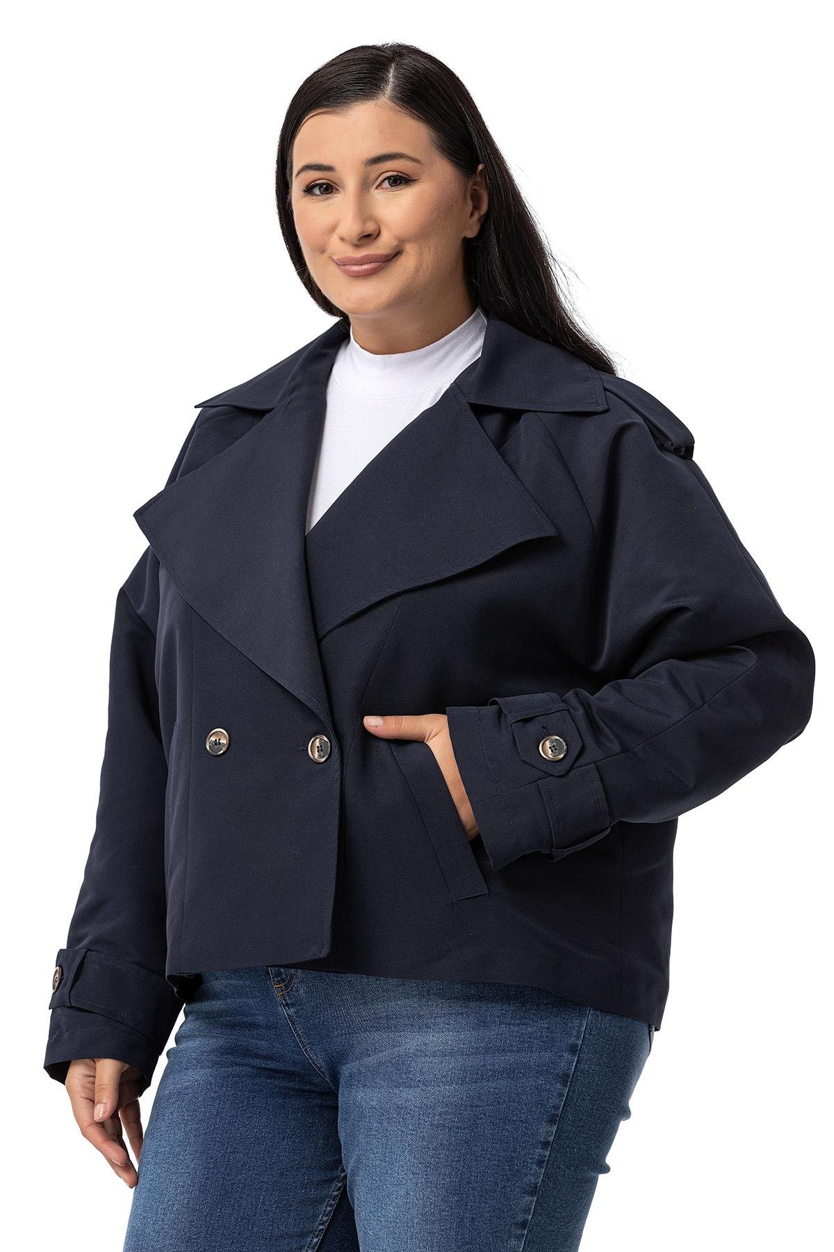 Disentis Modest Büyük Beden Mono Yaka Apoletli Cepli Oversize Astarlı Lacivert Kısa Trençkot DISENTIS MODESTBüyük Beden Mono Yaka Apoletli Cepli Oversize Astarlı Lacivert Kısa Trençkot 