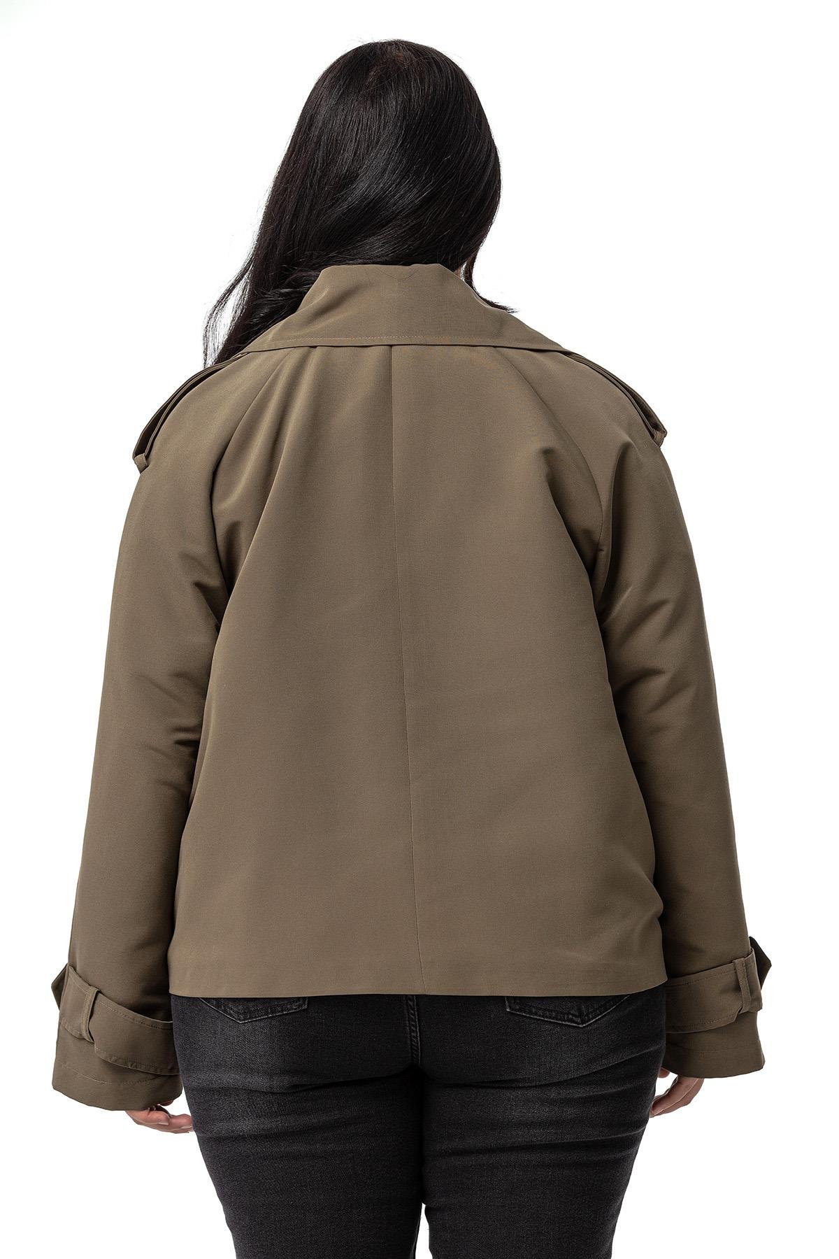 Disentis Modest Büyük Beden Mono Yaka Apoletli Cepli Oversize Astarlı Haki Kısa Trençkot DISENTIS MODESTBüyük Beden Mono Yaka Apoletli Cepli Oversize Astarlı Haki Kısa Trençkot 