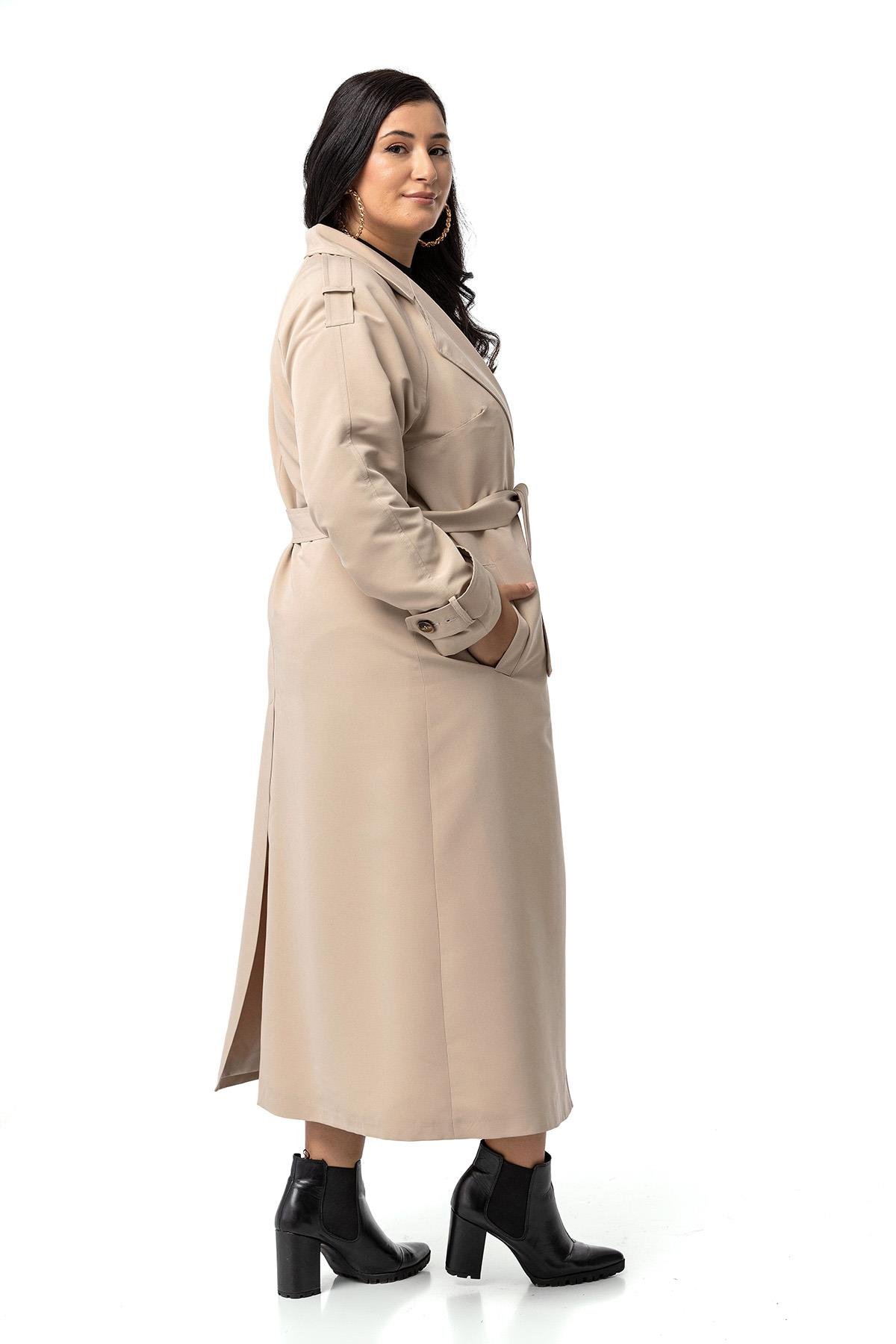 Disentis Modest Büyük Beden Mono Yaka Kruvaze Kapamalı Yırtmaçlı Astarlı Uzun Bej Rengi TrençkotDISENTIS MODESTBüyük Beden Mono Yaka Kruvaze Kapamalı Yırtmaçlı Astarlı Uzun Bej Rengi Trençkot