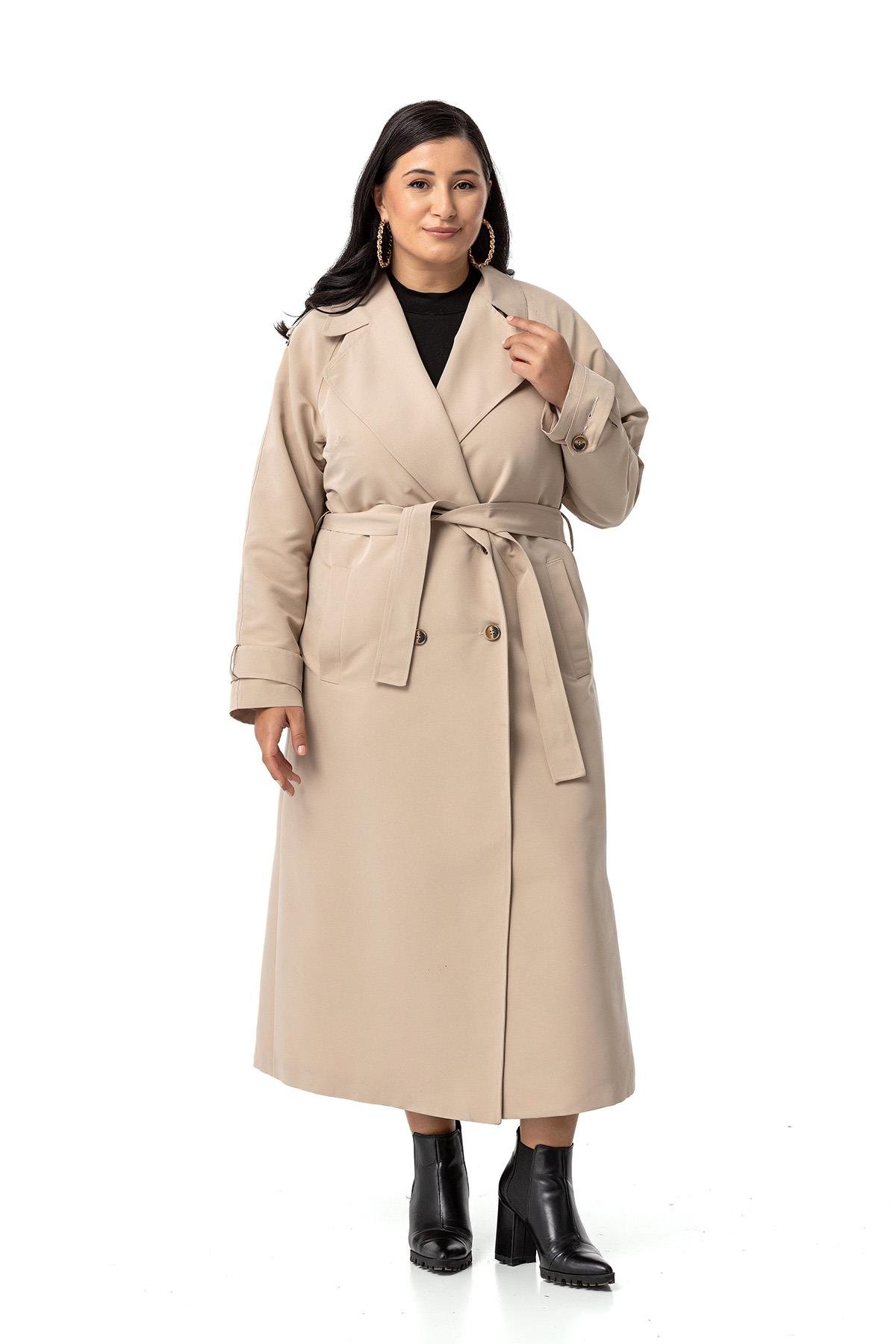 Disentis Modest Büyük Beden Mono Yaka Kruvaze Kapamalı Yırtmaçlı Astarlı Uzun Bej Rengi TrençkotDISENTIS MODESTBüyük Beden Mono Yaka Kruvaze Kapamalı Yırtmaçlı Astarlı Uzun Bej Rengi Trençkot