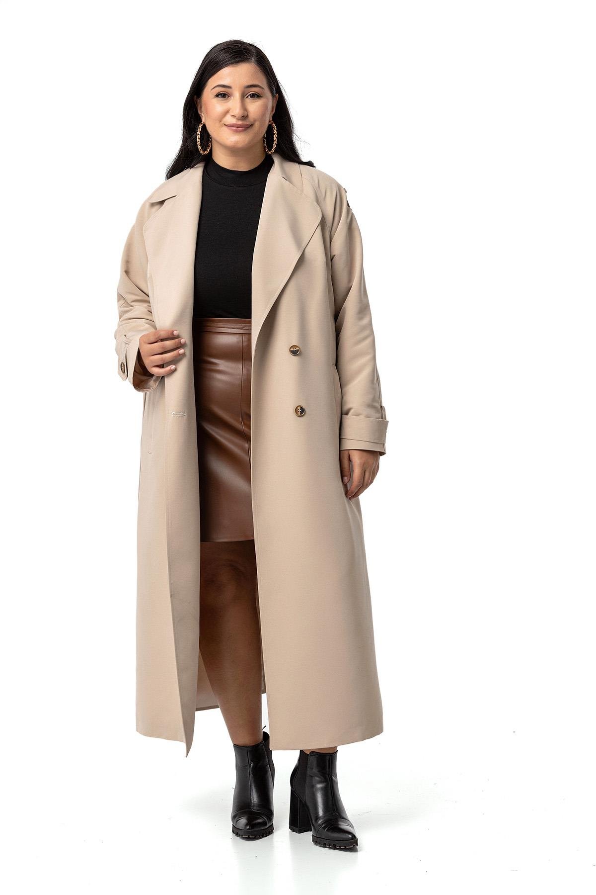 Disentis Modest Büyük Beden Mono Yaka Kruvaze Kapamalı Yırtmaçlı Astarlı Uzun Bej Rengi TrençkotDISENTIS MODESTBüyük Beden Mono Yaka Kruvaze Kapamalı Yırtmaçlı Astarlı Uzun Bej Rengi Trençkot