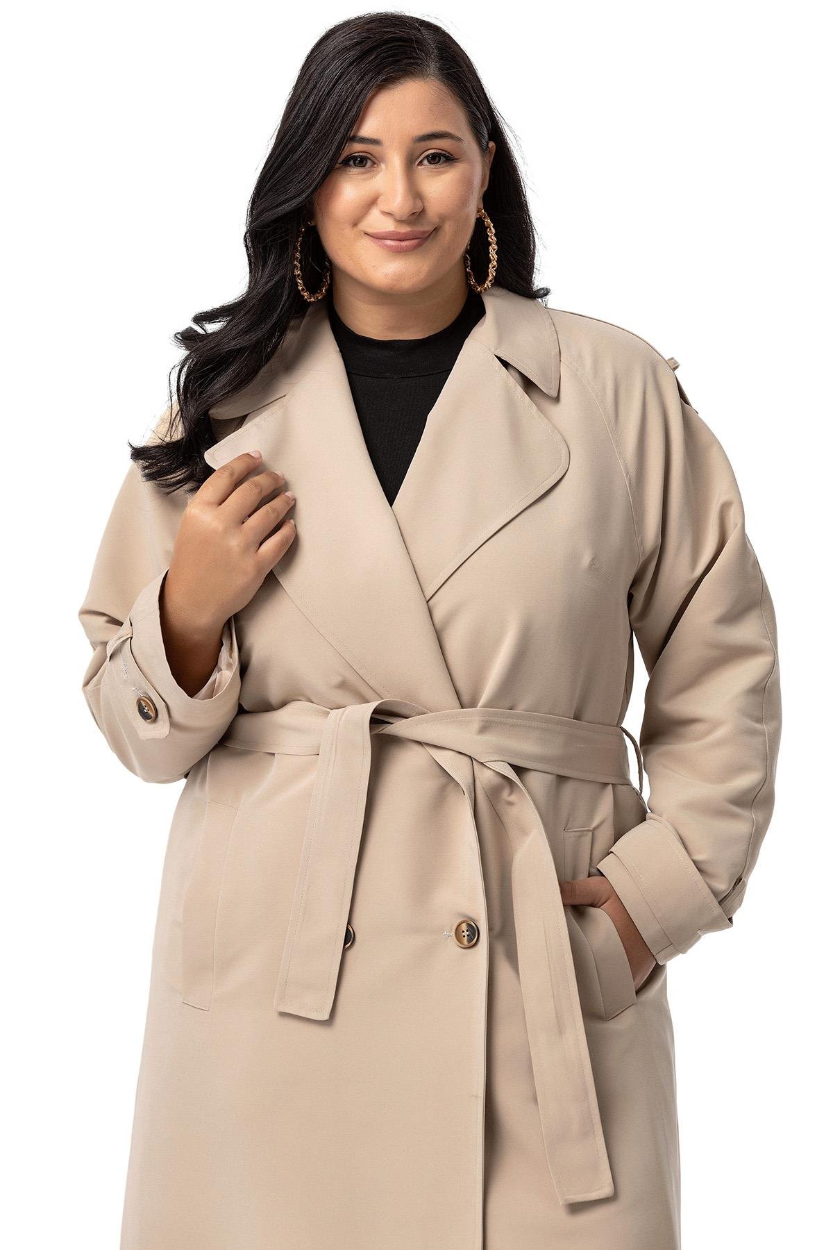 Disentis Modest Büyük Beden Mono Yaka Kruvaze Kapamalı Yırtmaçlı Astarlı Uzun Bej Rengi TrençkotDISENTIS MODESTBüyük Beden Mono Yaka Kruvaze Kapamalı Yırtmaçlı Astarlı Uzun Bej Rengi Trençkot