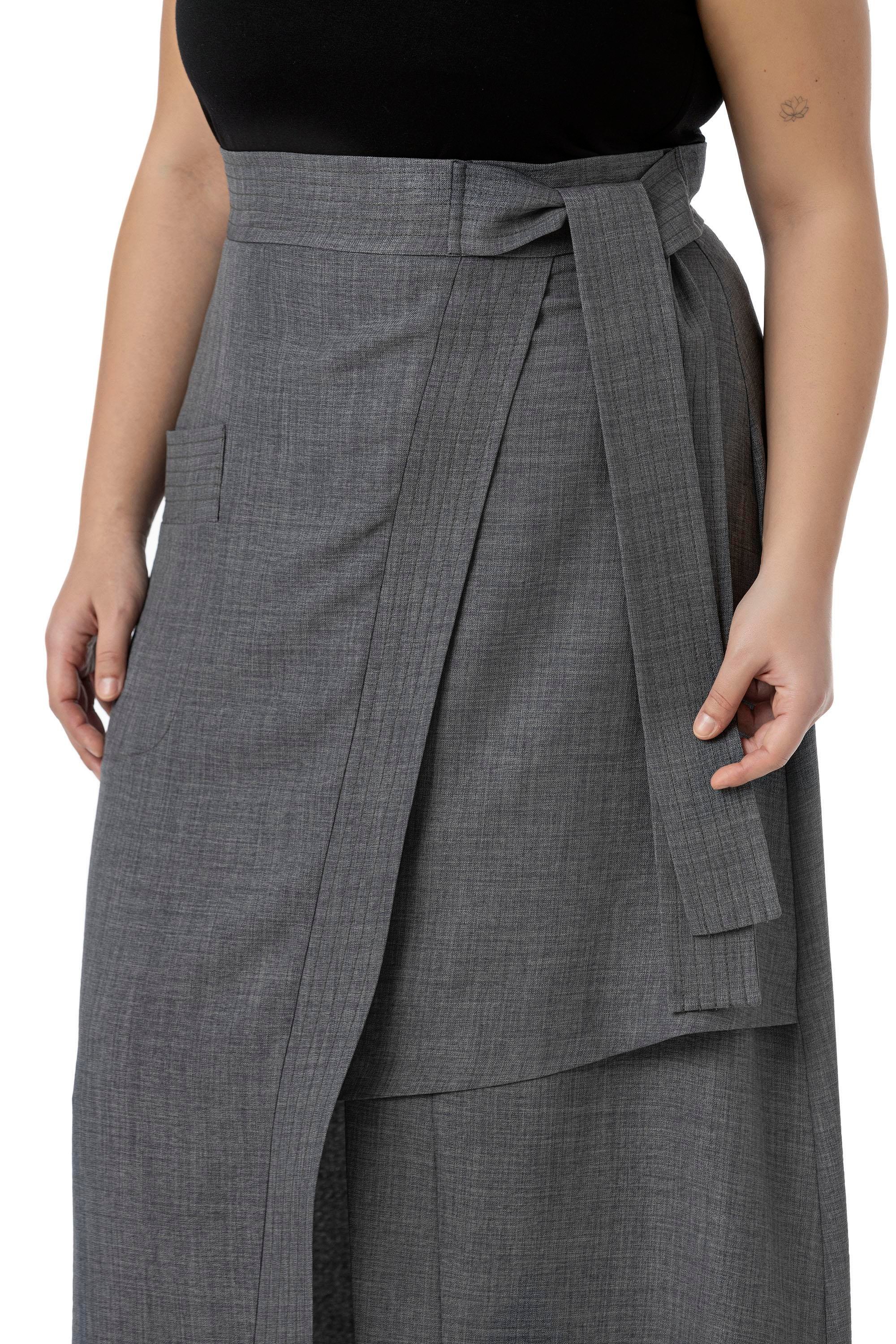 Disentis Modest Büyük Beden Önden Yırtmaçlı Süs Bağlama Detaylı Torba Cepli Gri Midi EtekDISENTIS MODESTBüyük Beden Önden Yırtmaçlı Süs Bağlama Detaylı Torba Cepli Gri Midi Etek