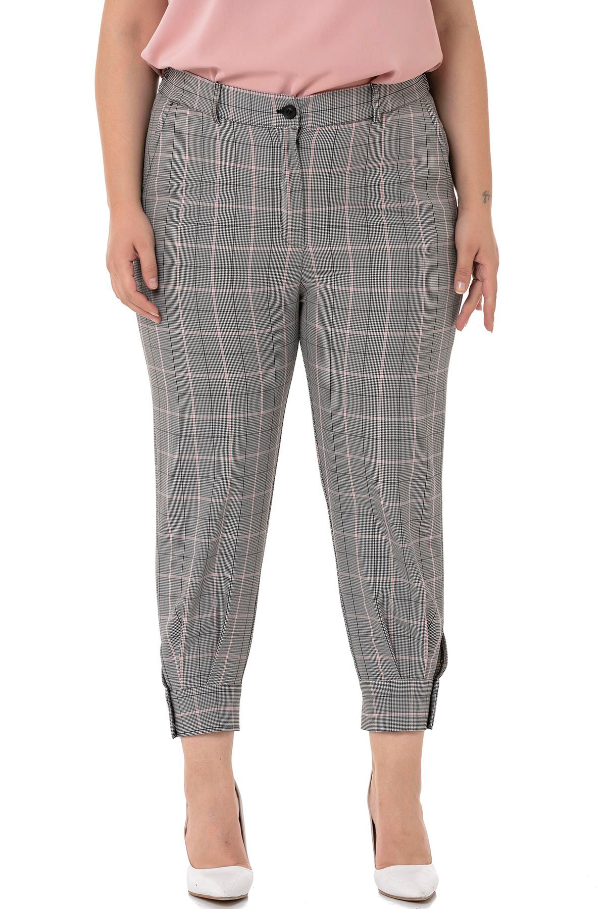 Büyük Beden Paça Detaylı Beli Arkadan Lastikli Siyah Pembe Kareli Pantolon