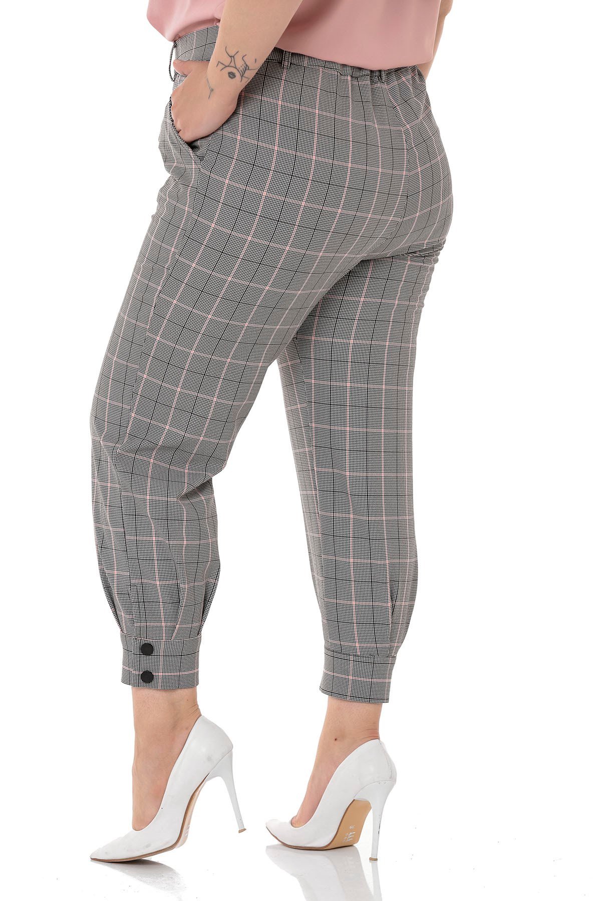 Büyük Beden Paça Detaylı Beli Arkadan Lastikli Siyah Pembe Kareli Pantolon