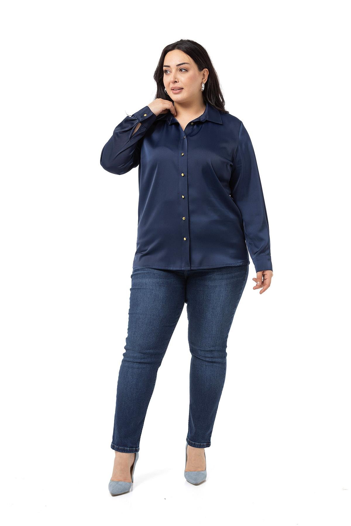 Disentis Modest Saten Dokulu Manşetli Lacivert GömlekDISENTIS MODESTBüyük Beden Saten Dokulu Manşetli Lacivert Gömlek