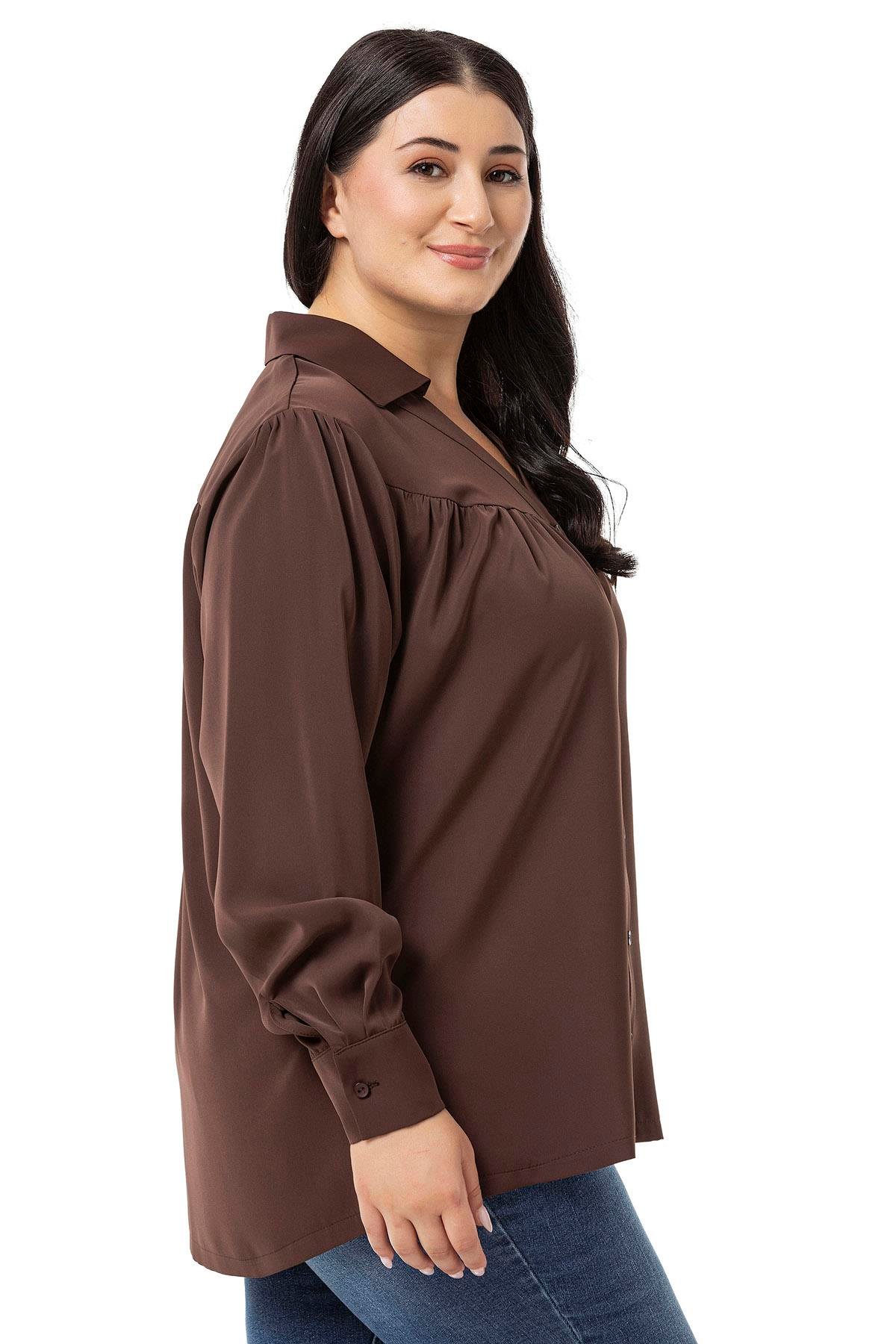 Disentis Modest Büyük Beden Yakalı Önü Büzgü Robalı Uzun Kol Kahverengi Gömlek DISENTIS MODESTBüyük Beden Yakalı Önü Büzgü Robalı Uzun Kol Kahverengi Gömlek 