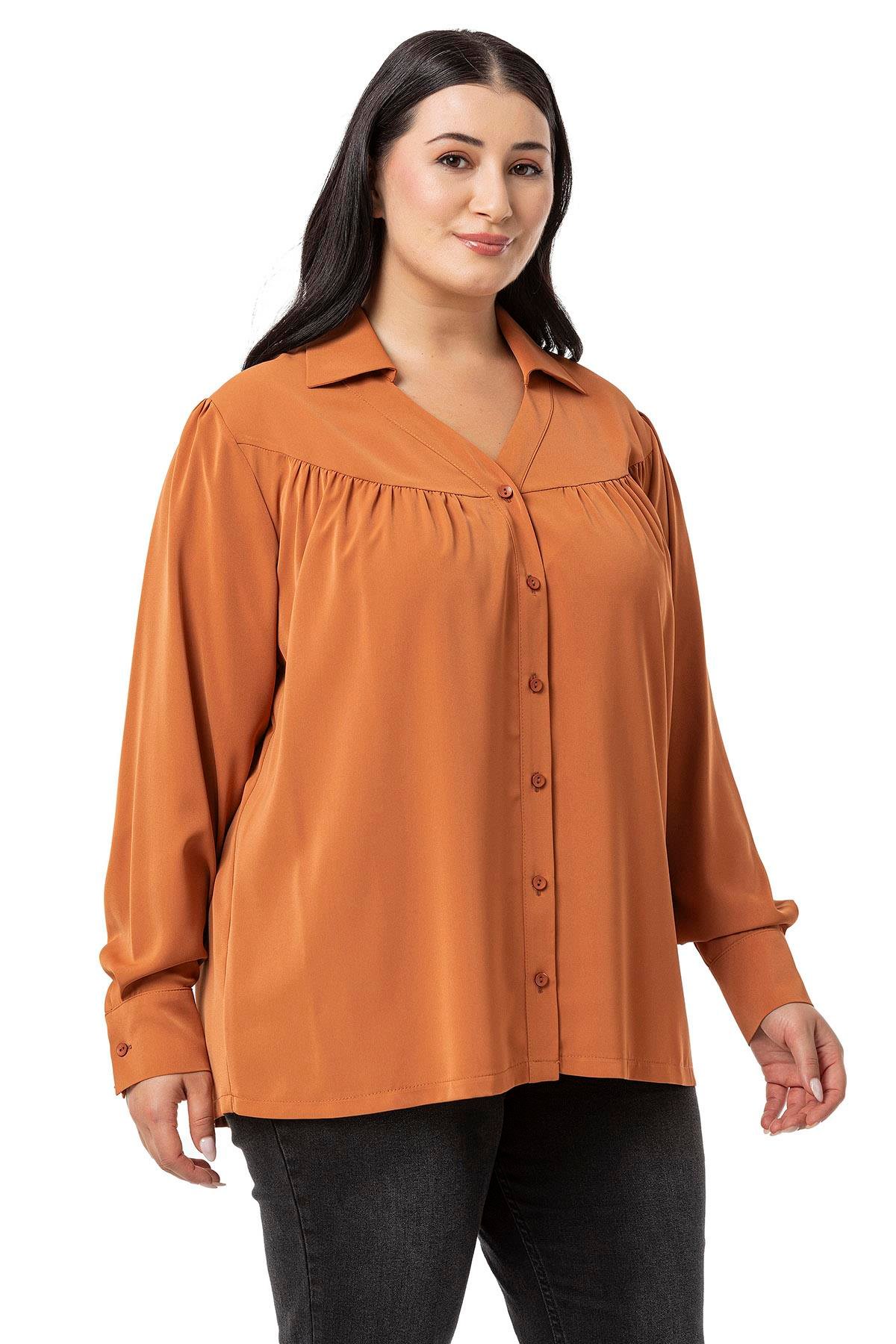 Disentis Modest Büyük Beden Yakalı Önü Büzgü Robalı Uzun Kol Tarçın Gömlek DISENTIS MODESTBüyük Beden Yakalı Önü Büzgü Robalı Uzun Kol Tarçın Gömlek 