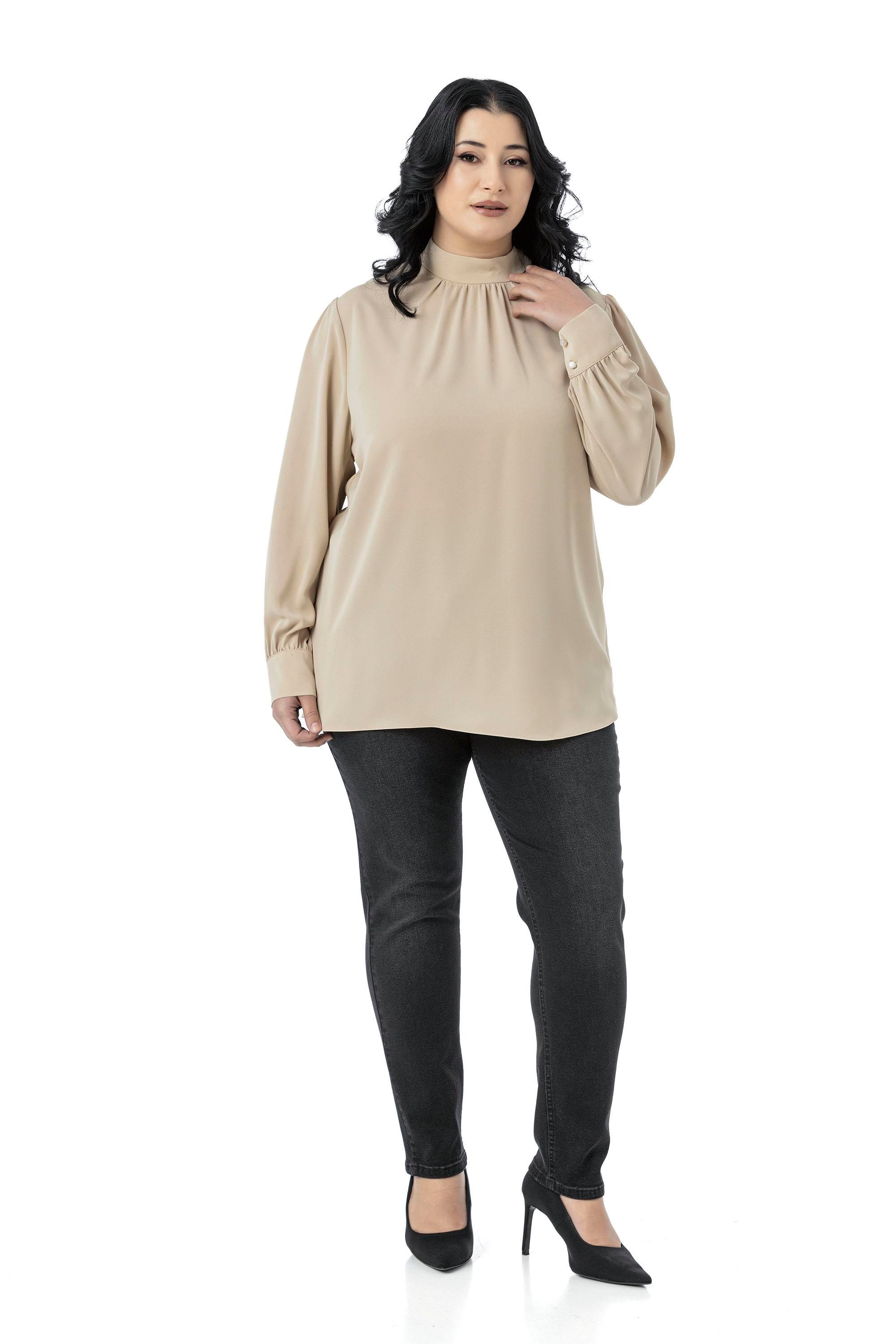Disentis Modest Büyük Beden Yakası Arkadan Düğmeli Dik Yaka Dökümlü Bej Rengi BluzDISENTIS MODESTBüyük Beden Yakası Arkadan Düğmeli Dik Yaka Dökümlü Bej Rengi Bluz