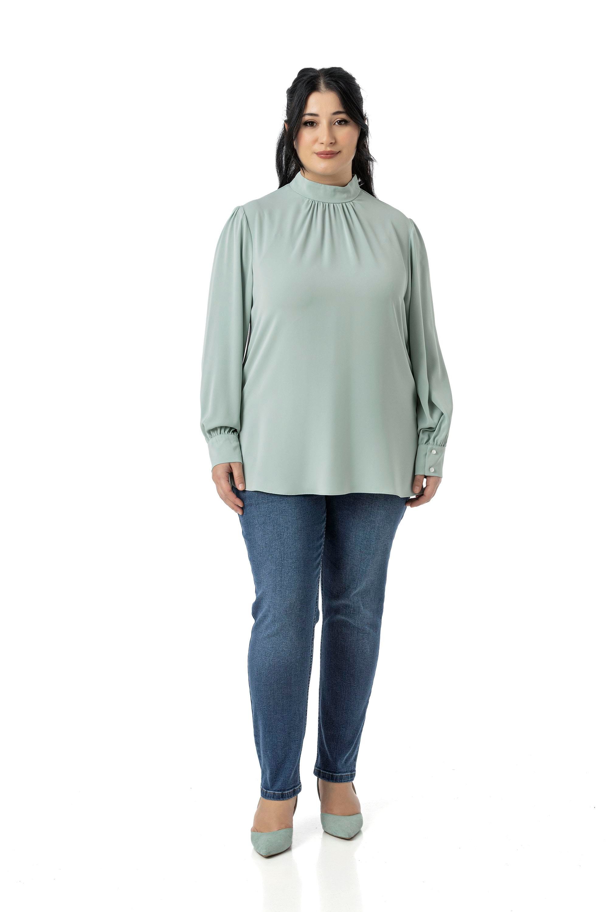 Disentis Modest Büyük Beden Yakası Arkadan Düğmeli Dik Yaka Dökümlü Mint Yeşili BluzDISENTIS MODESTBüyük Beden Yakası Arkadan Düğmeli Dik Yaka Dökümlü Mint Yeşili Bluz