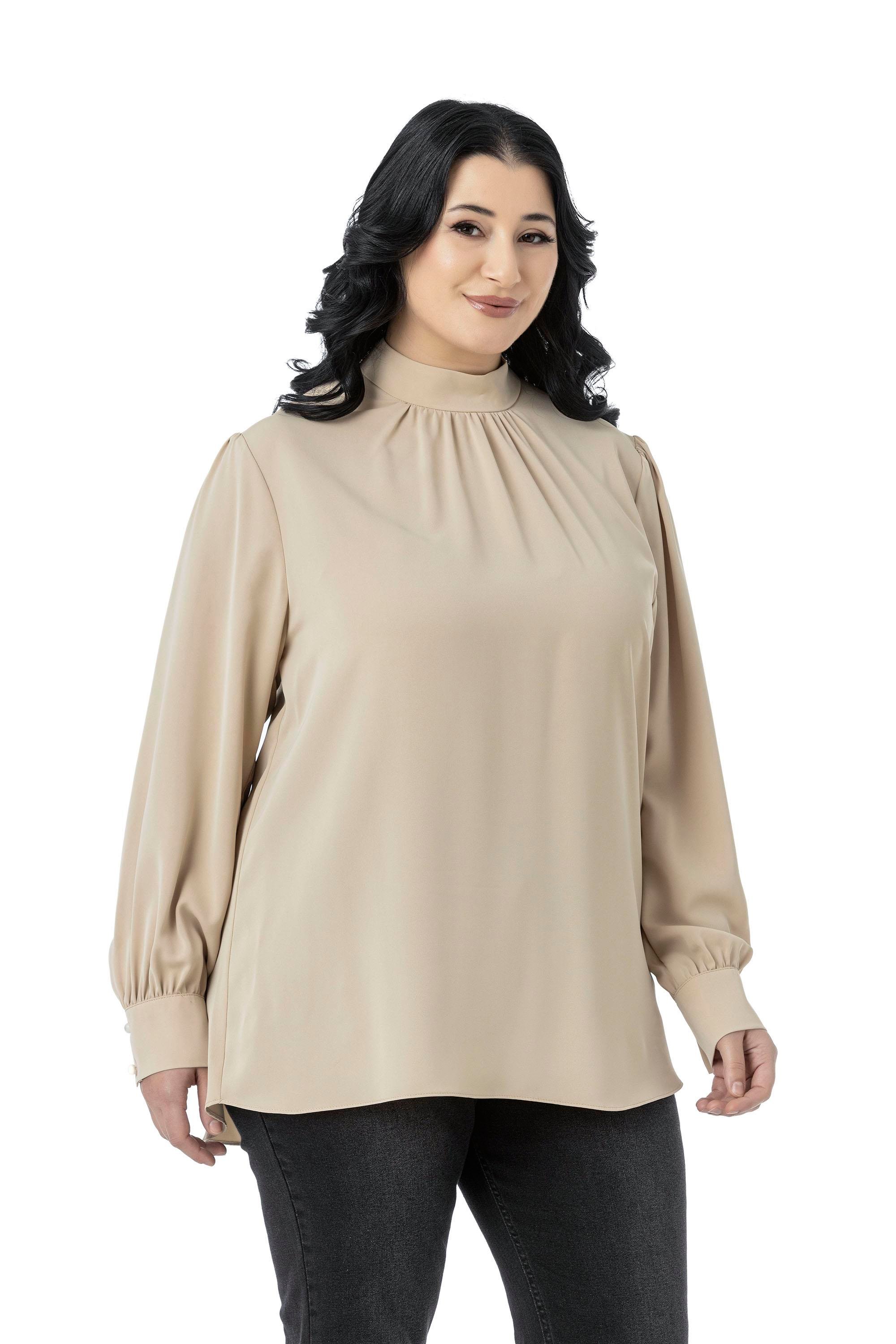 Disentis Modest Büyük Beden Yakası Arkadan Düğmeli Dik Yaka Dökümlü Bej Rengi BluzDISENTIS MODESTBüyük Beden Yakası Arkadan Düğmeli Dik Yaka Dökümlü Bej Rengi Bluz