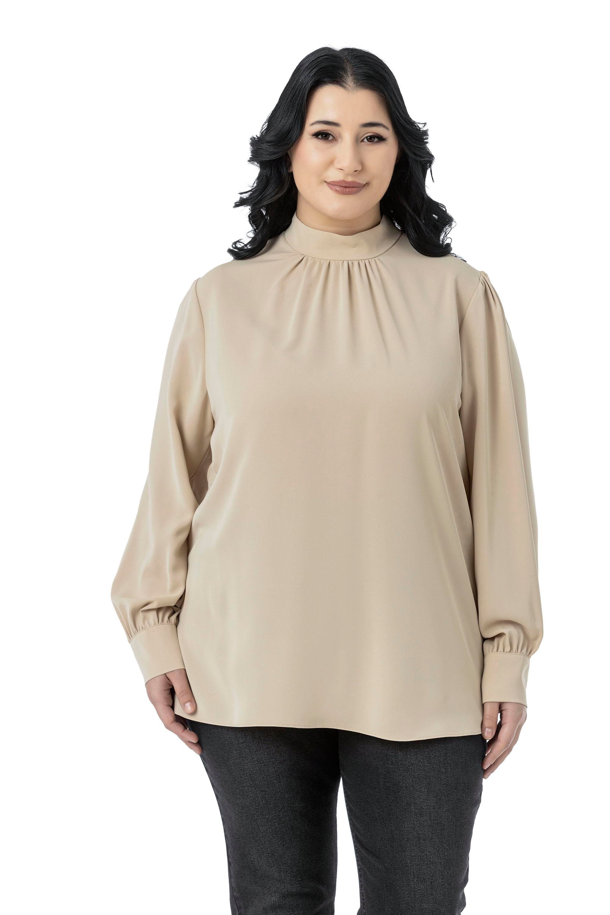 Disentis Modest Büyük Beden Yakası Arkadan Düğmeli Dik Yaka Dökümlü Bej Rengi BluzDISENTIS MODESTBüyük Beden Yakası Arkadan Düğmeli Dik Yaka Dökümlü Bej Rengi Bluz