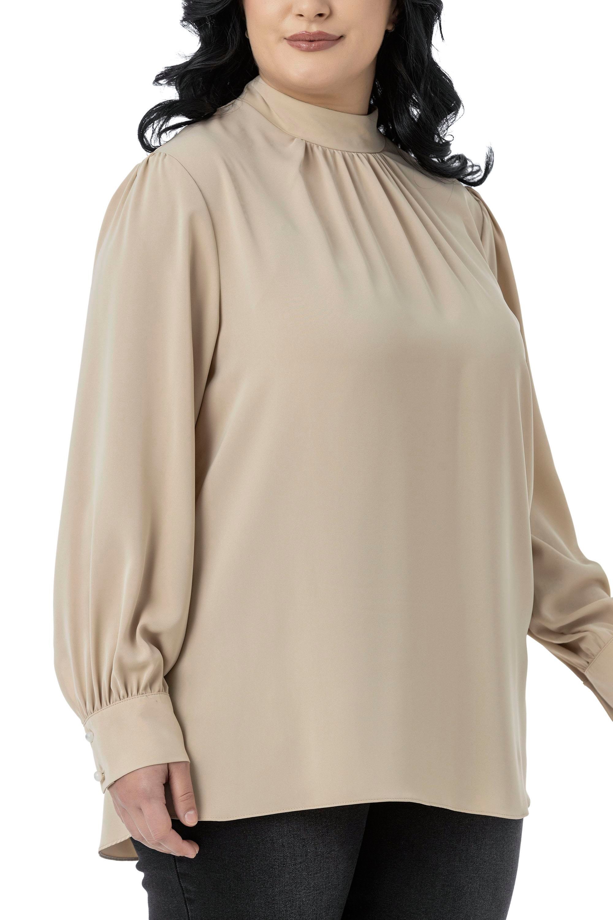 Disentis Modest Büyük Beden Yakası Arkadan Düğmeli Dik Yaka Dökümlü Bej Rengi BluzDISENTIS MODESTBüyük Beden Yakası Arkadan Düğmeli Dik Yaka Dökümlü Bej Rengi Bluz