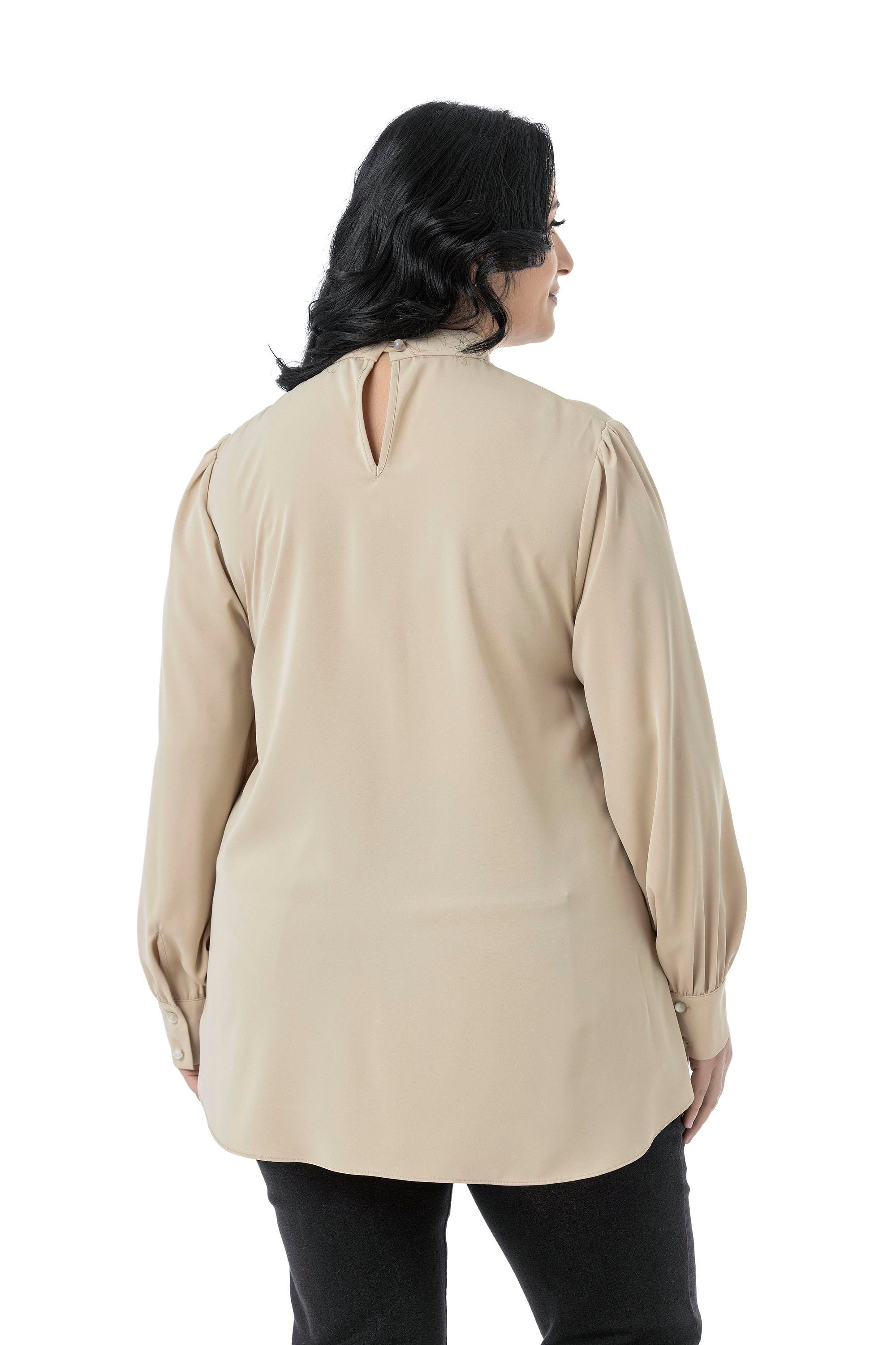 Disentis Modest Büyük Beden Yakası Arkadan Düğmeli Dik Yaka Dökümlü Bej Rengi BluzDISENTIS MODESTBüyük Beden Yakası Arkadan Düğmeli Dik Yaka Dökümlü Bej Rengi Bluz