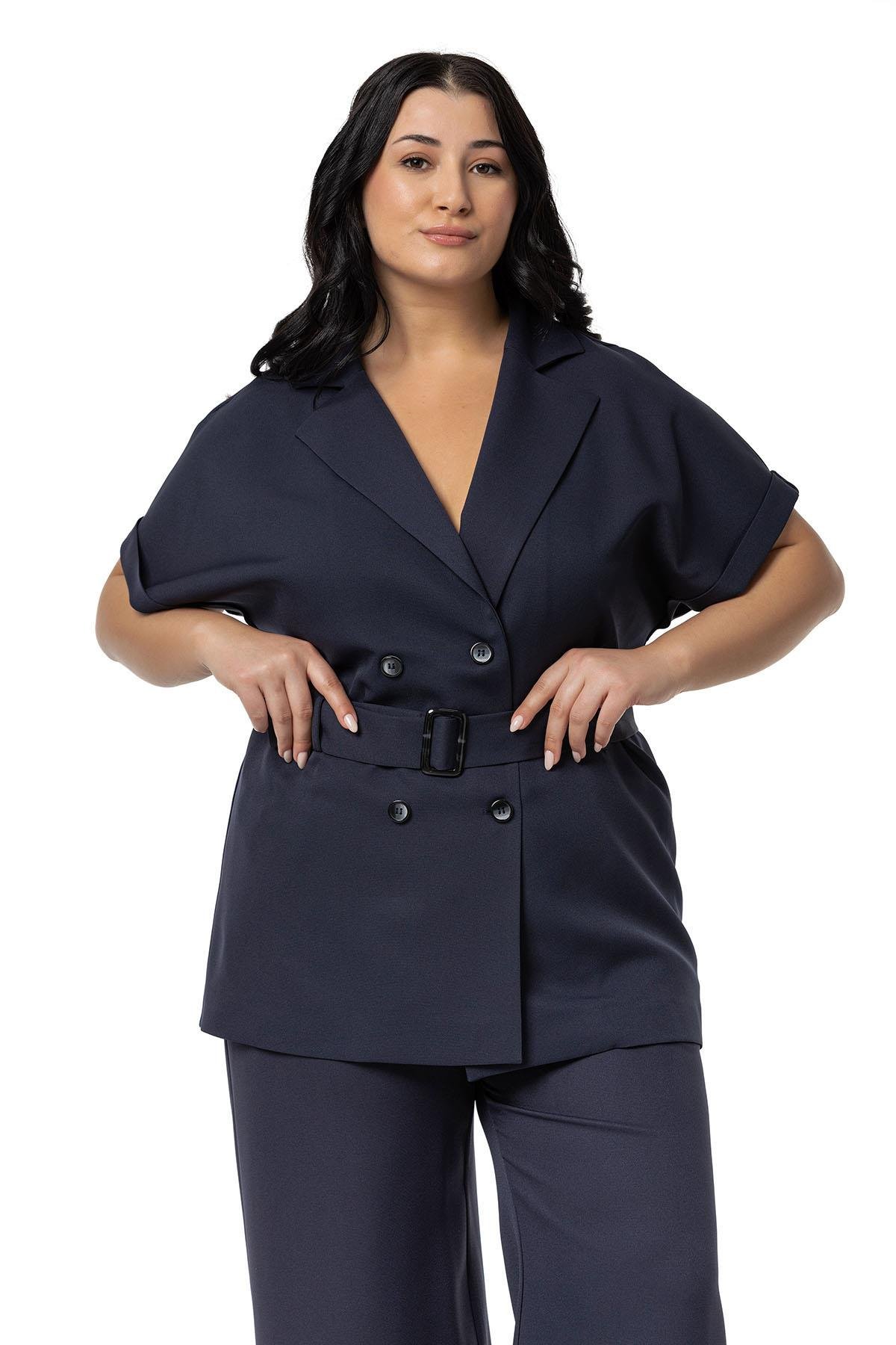 Ceket | Pantolon TakımlarDisentis Modest Kruvaze Kemerli Yarım Kollu Lacivert Ceket Pantolon İkili TakımDISENTIS MODESTBüyük Beden Kruvaze Kemerli Yarım Kollu Lacivert Ceket Pantolon İkili Takım