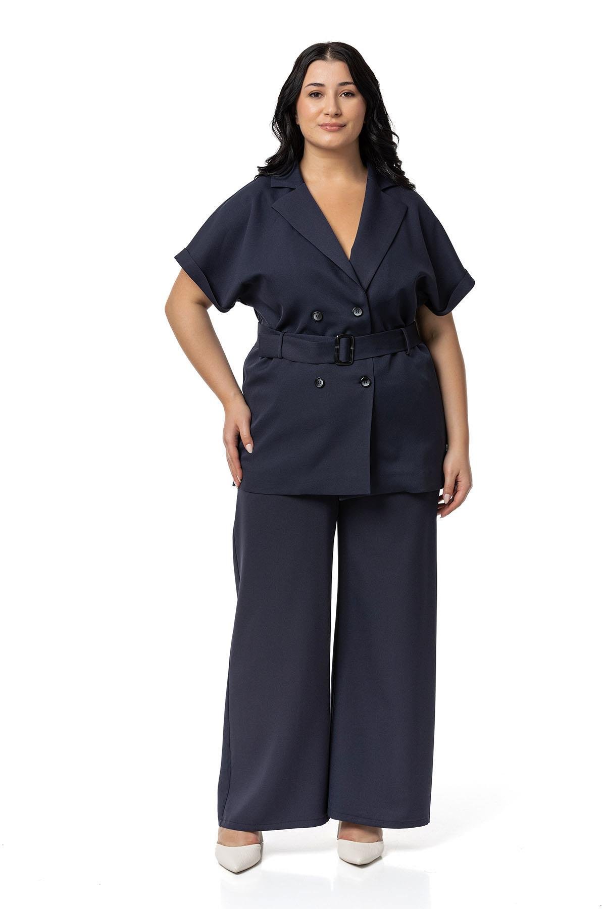 Ceket | Pantolon TakımlarDisentis Modest Kruvaze Kemerli Yarım Kollu Lacivert Ceket Pantolon İkili TakımDISENTIS MODESTBüyük Beden Kruvaze Kemerli Yarım Kollu Lacivert Ceket Pantolon İkili Takım