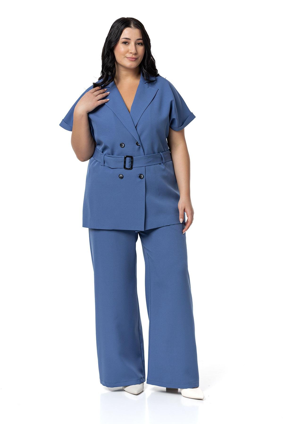 Ceket | Pantolon TakımlarDisentis Modest Kruvaze Kemerli Yarım Kollu İndigo Ceket Pantolon İkili TakımDISENTIS MODESTBüyük Beden Kruvaze Kemerli Yarım Kollu İndigo Ceket Pantolon İkili Takım