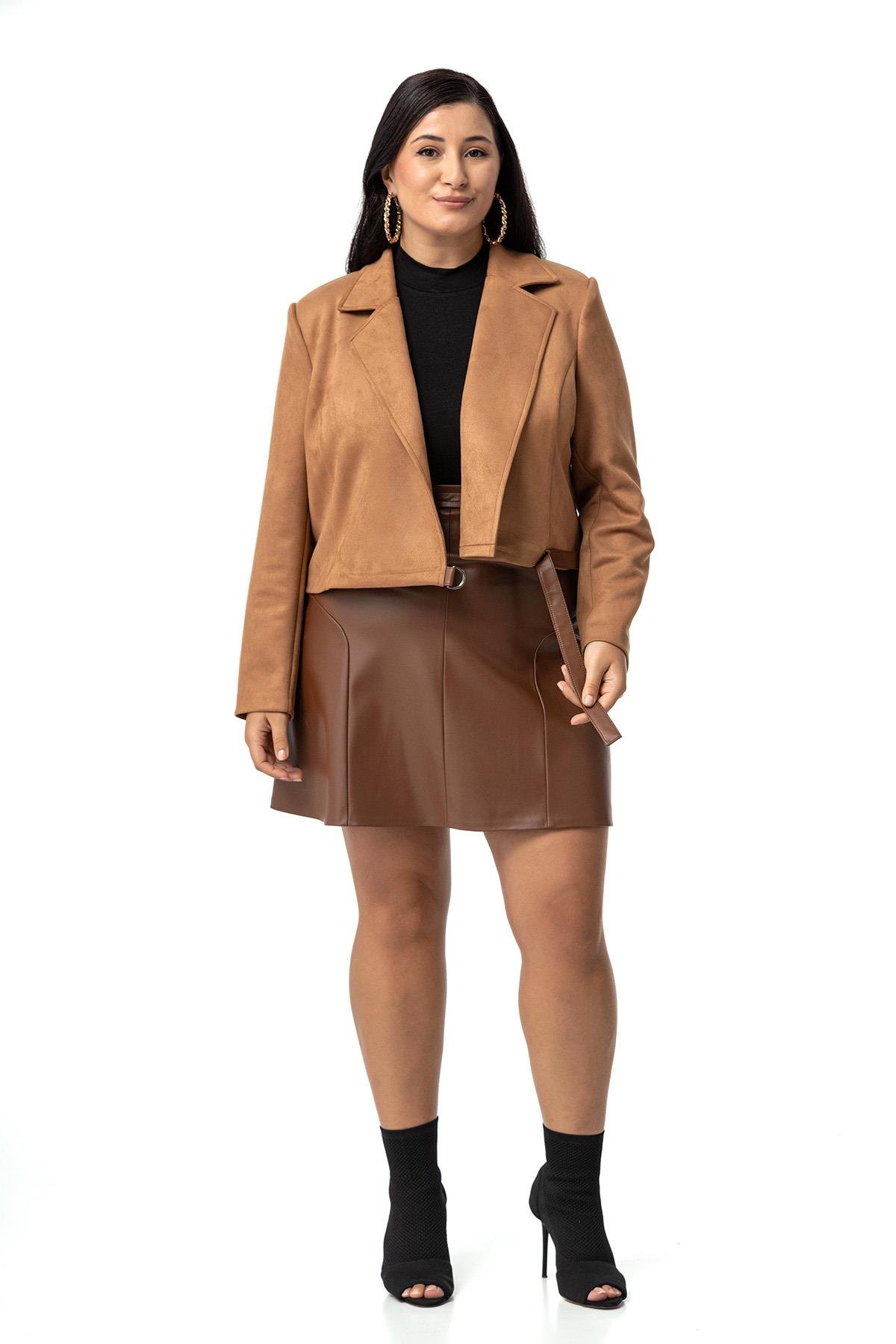 CeketDisentis Modest Büyük Beden Sırtta Deri Çapraz Bant Detaylı Yarım Kuşaklı Kısa Süet Kahverengi CeketDISENTIS MODESTBüyük Beden Sırtta Deri Çapraz Bant Detaylı Yarım Kuşaklı Kısa Süet Kahverengi Ceket